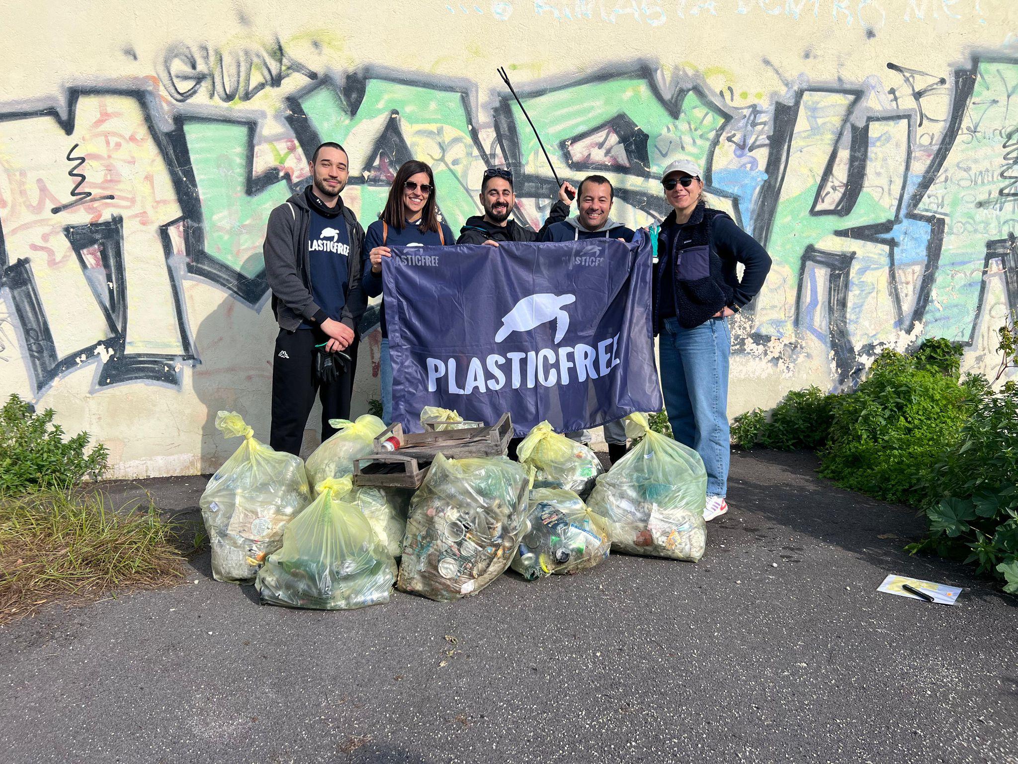Lecce, azione di clean up al Liceo Artistico “Ciardo Pellegrino”: raccolti 70 kg di rifiuti