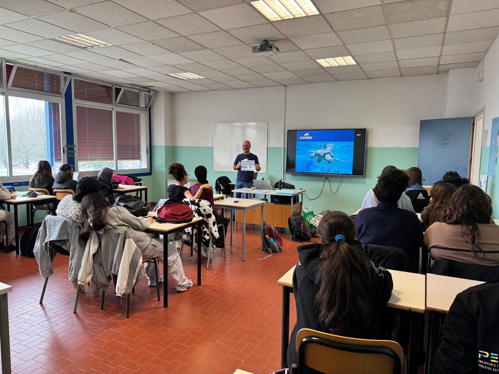 Plastic Free entra a scuola a Guastalla (RE): studentesse protagoniste tra sensibilizzazione e clean up