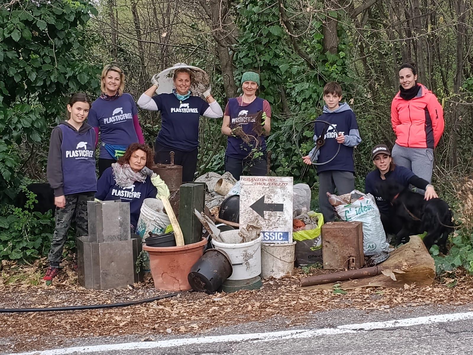 Volontari Plastic Free rimuovono oltre 600 kg di plastica e rifiuti tra Albisano a Le Rossone di Sopra a Torri del Benaco (VR)