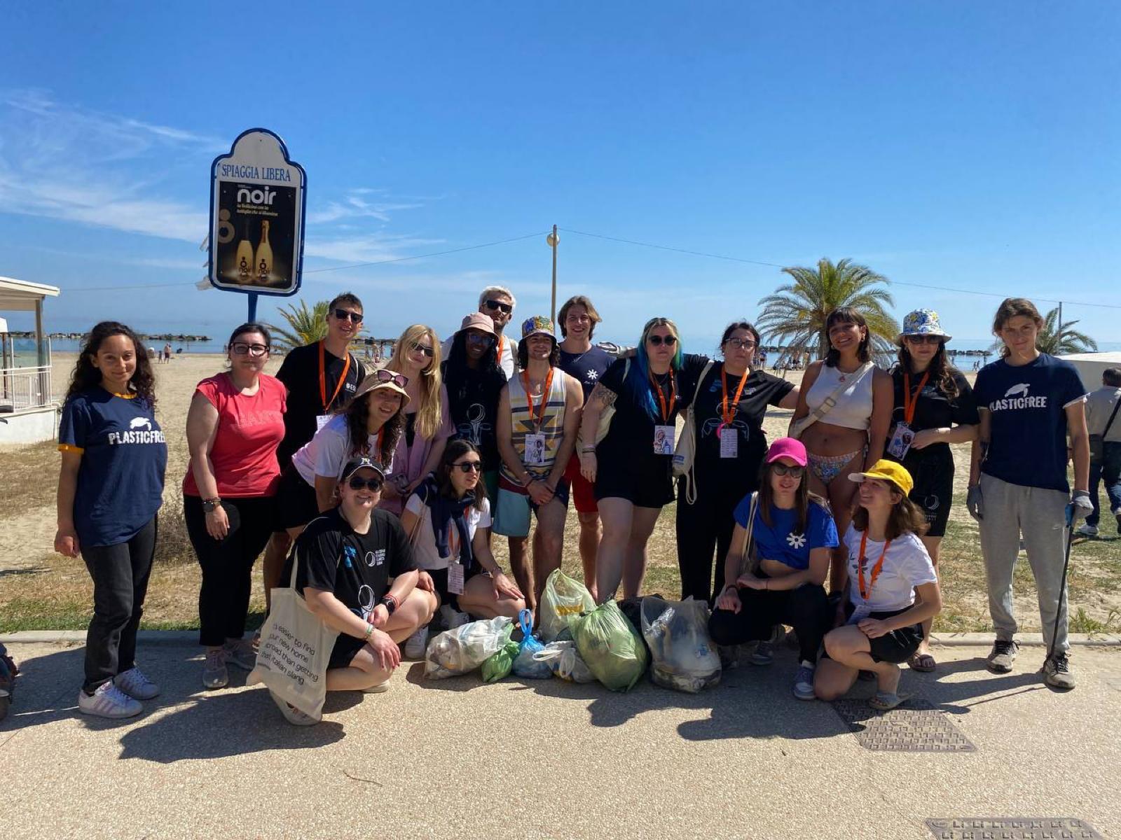 Studenti Erasmus assieme a Plastic Free a San Benedetto del Tronto (AP)