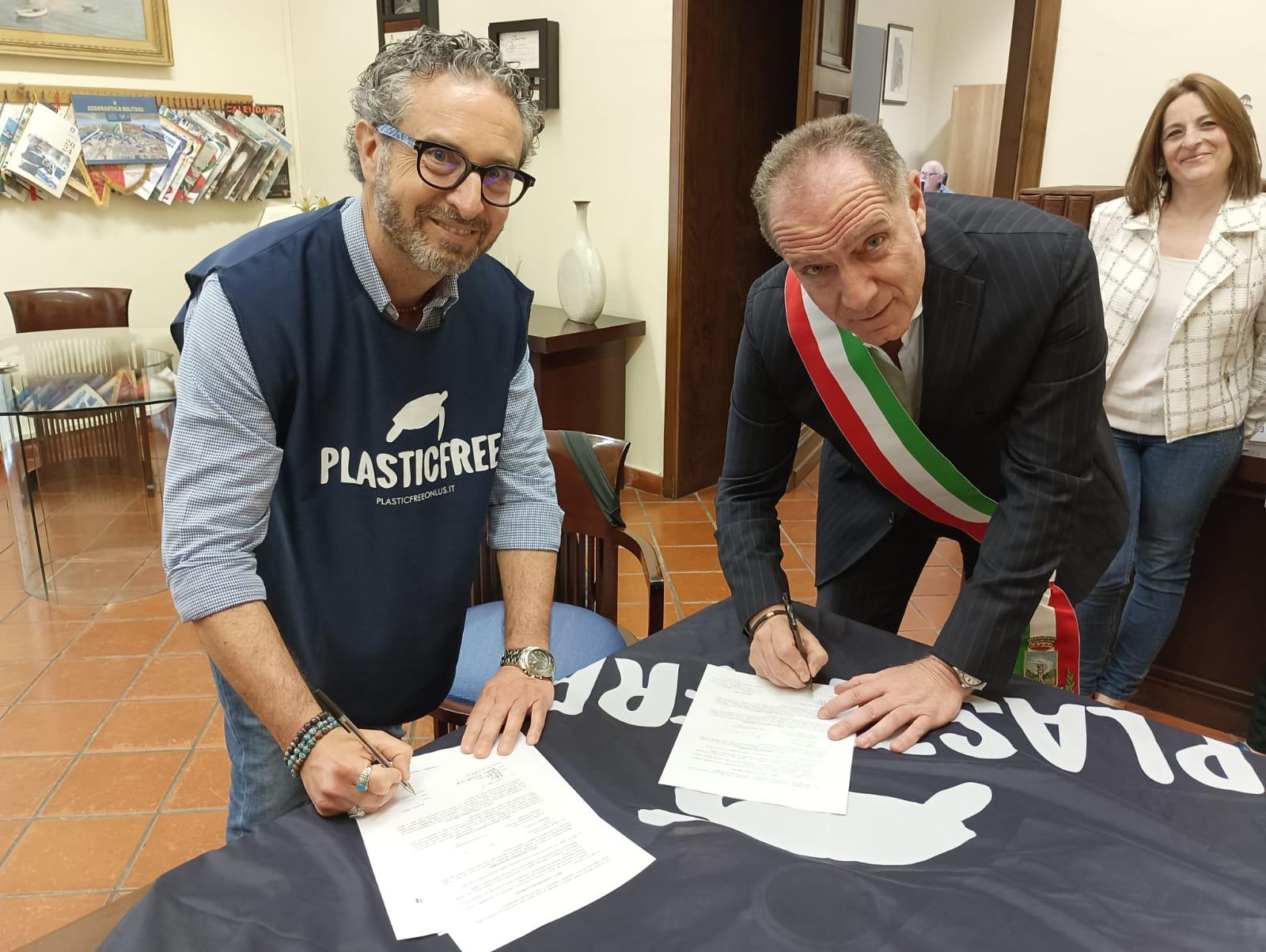 A Torre del Greco (NA) firmato il protocollo d’intesa tra Plastic Free e l’Amministrazione Comunale