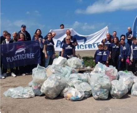 A Fiumicino, Plastic Free in azione sulla spiaggia di via della pesca