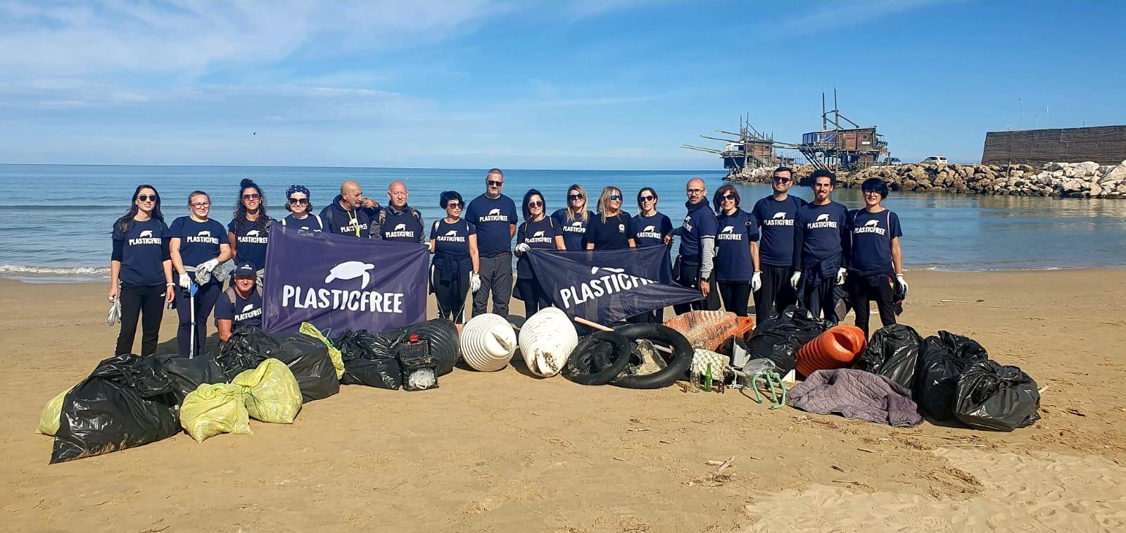 Una Terra che respira | A Vasto (CH) 250 kg di rifiuti rimossi a Punta Penna con Plastic Free e Seconda Chance