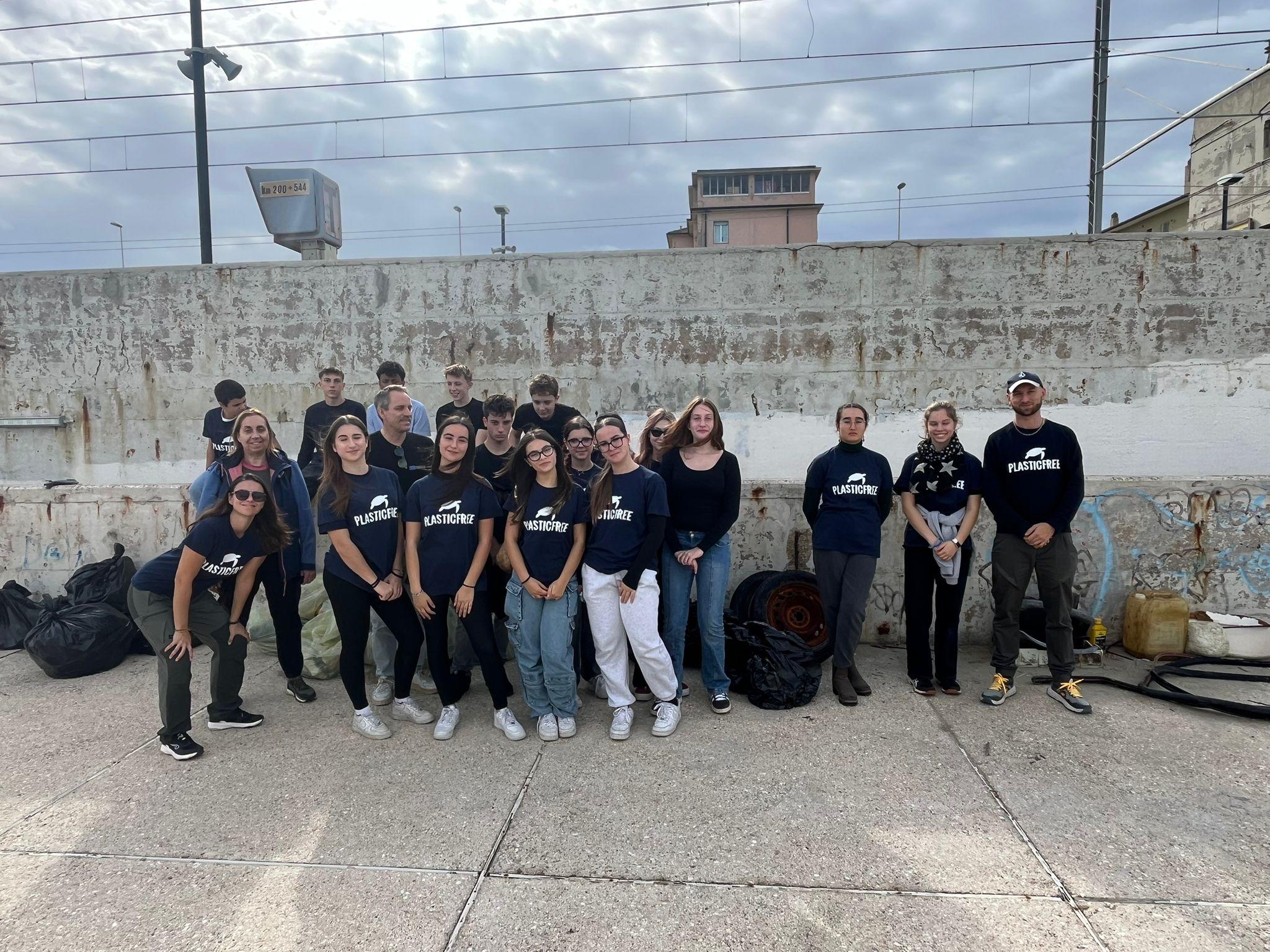 Ad Ancona, giovani biologi per un giorno: Il mare di Torrette si ripulisce grazie a un clean up internazionale targato Plastic Free