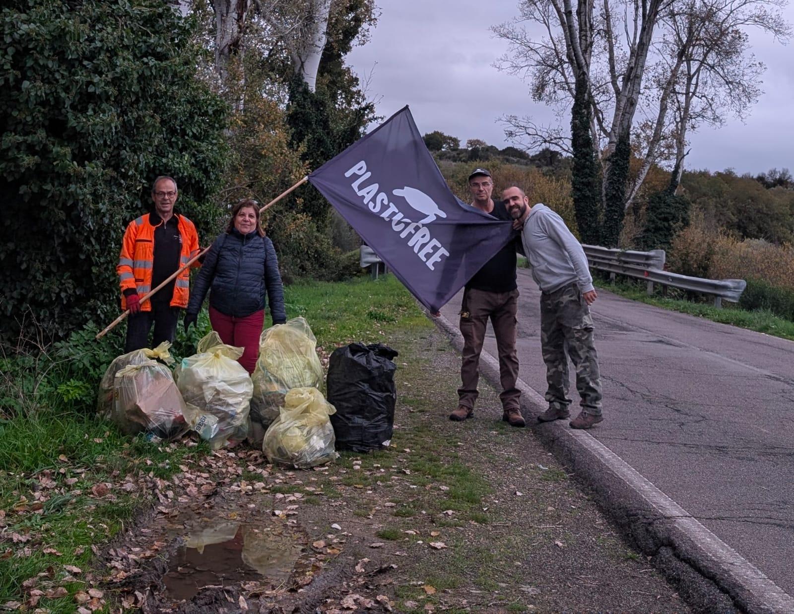 Albagiara (OR): 80 kg di rifiuti rimossi lungo la SP 35 grazie a un piccolo gruppo di volontari Plastic Free