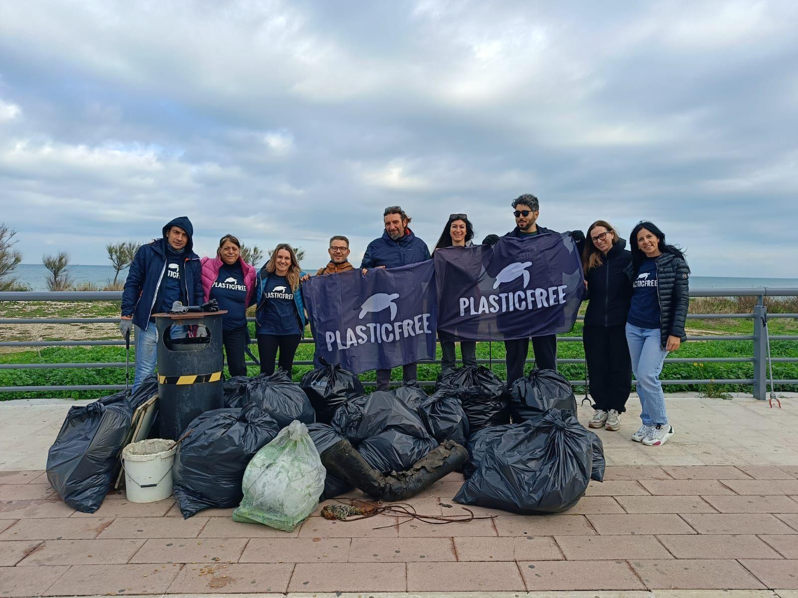 Una Terra che respira | A Bisceglie (BT) raccolti 150 kg di rifiuti nella zona San Francesco
