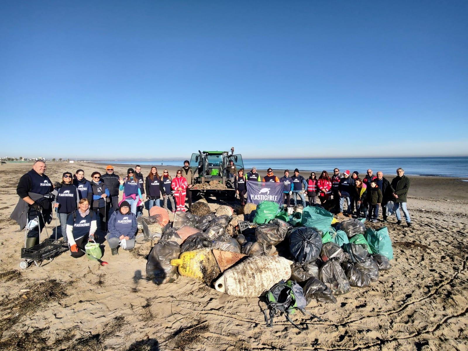 A Chioggia (VE), oltre 40 volontari Plastic Free rimuovono 1.500 kg di rifiuti dal litorale