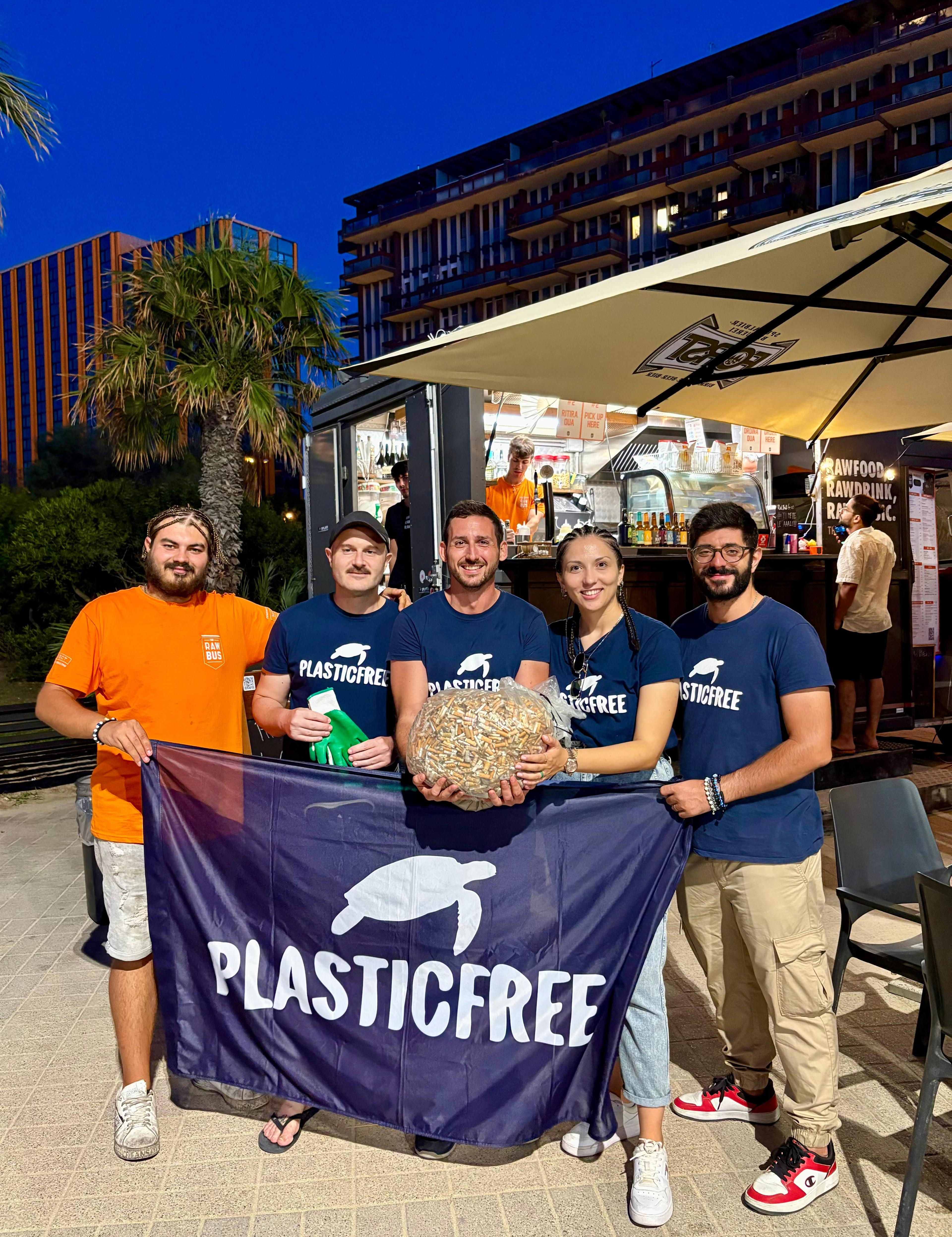 A Bari torna l’Aperitivo Ecologico: Volontari in spiaggia per raccogliere mozziconi e sostenere la ricerca