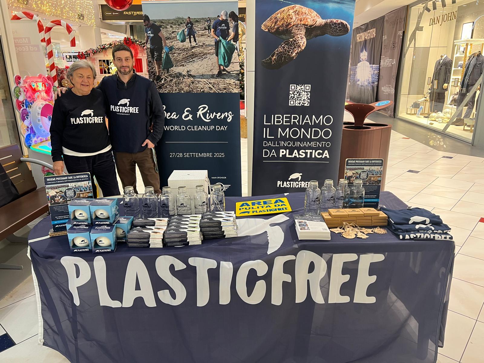 A Verona un banchetto solidale per la ricerca: Plastic Free alla GrandeMela Shoppingland