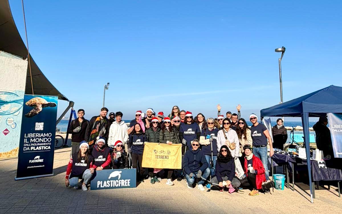 Bari, aperitivo ecologico natalizio: meno rifiuti sulla spiaggia, più consapevolezza per il futuro