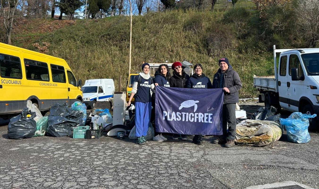 Una Terra che respira | Ad Acri (CS) volontari in azione contro una discarica a cielo aperto: rimossi 200 kg di rifiuti