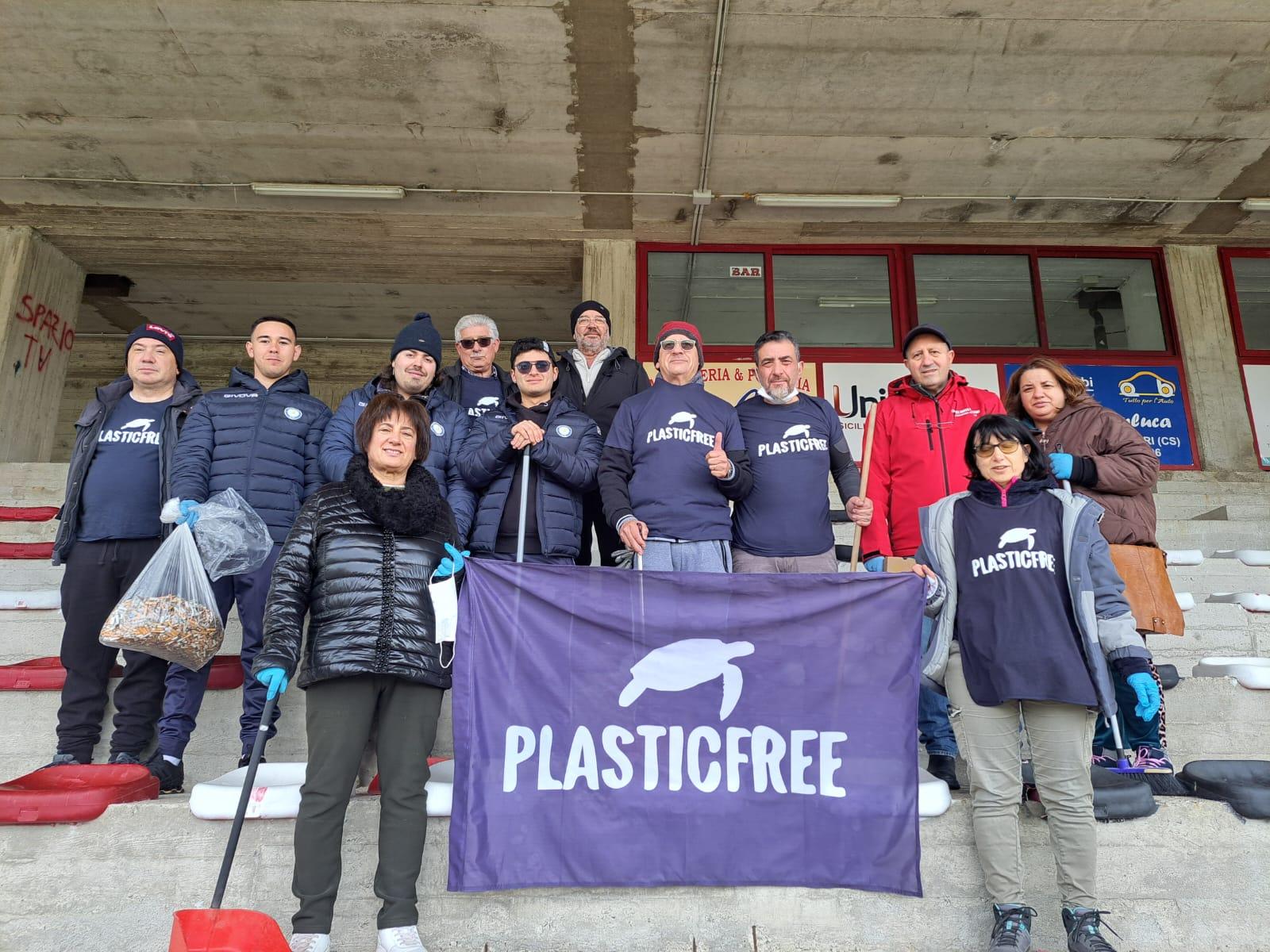 Acri (CS) unisce sport e ambiente con Plastic Free Onlus: Oltre 2,7 kg di mozziconi rimossi dallo stadio