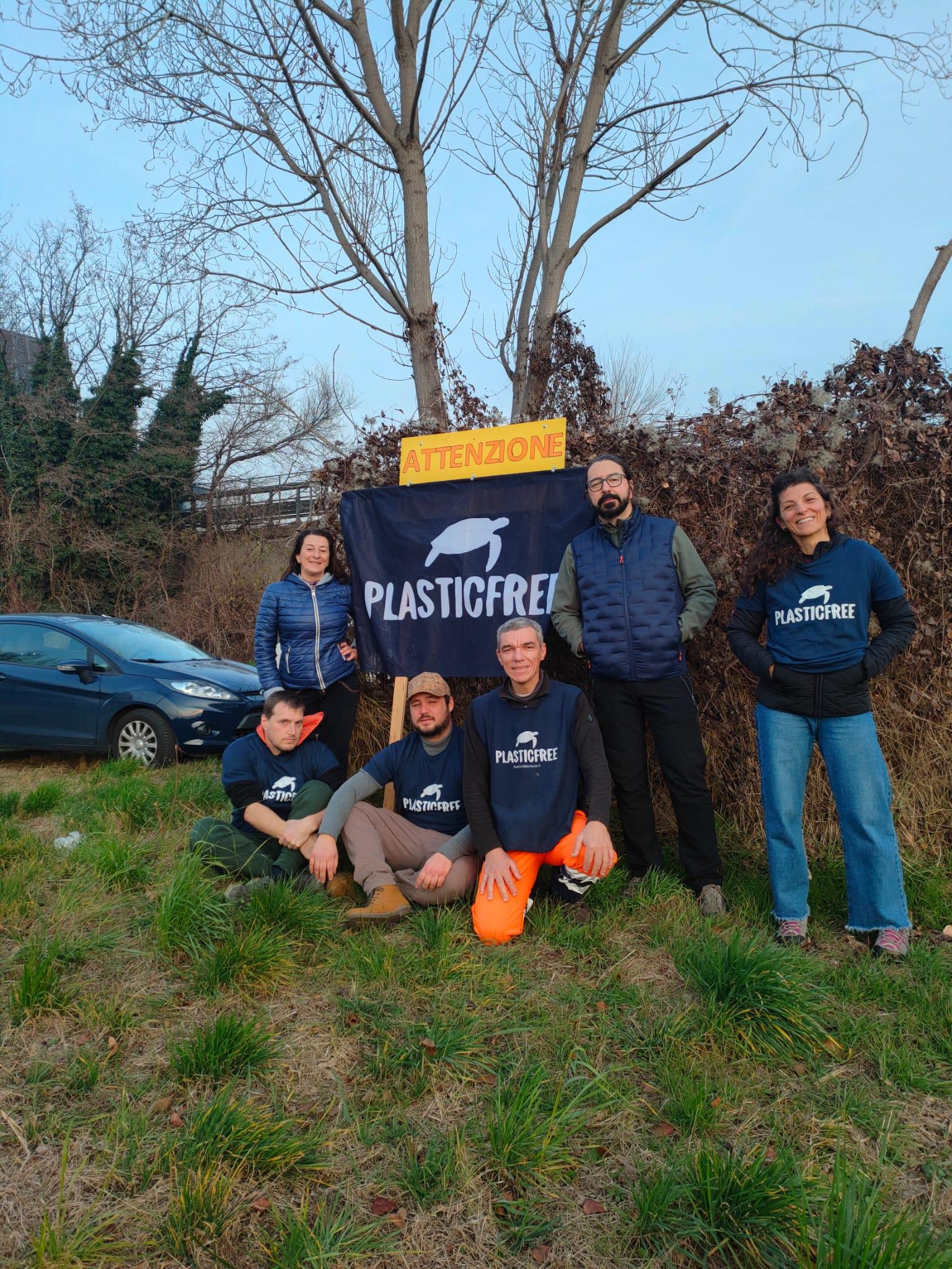 A Cavaion Veronese 420 kg di rifiuti rimossi da 7 volontari Plastic Free: tra i ritrovamenti anche una borsa rubata 25 anni fa