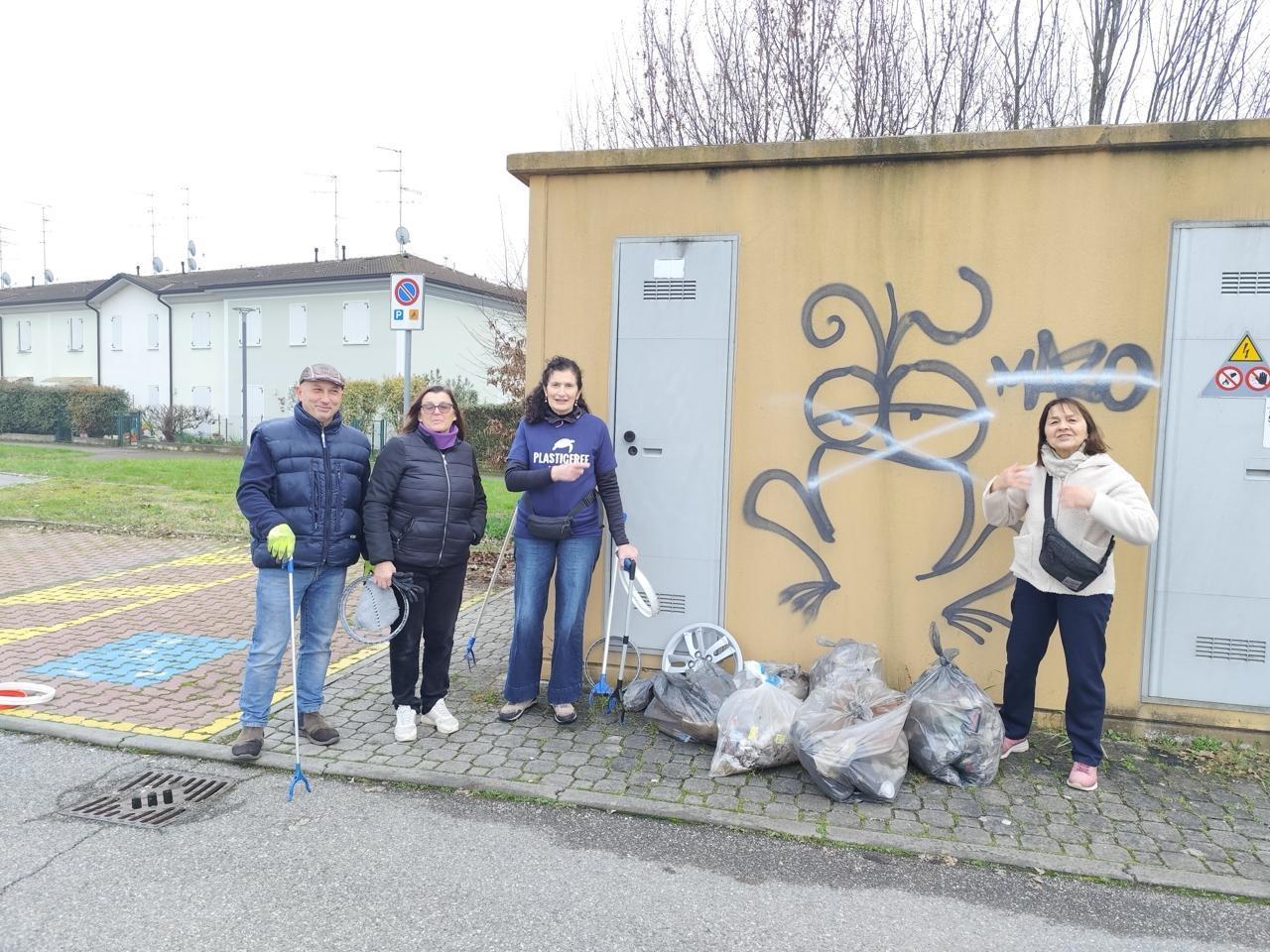 Mozziconi e guanti monouso nel parcheggio del supermarket: volontari Plastic Free intervengono a Guastalla (RE)