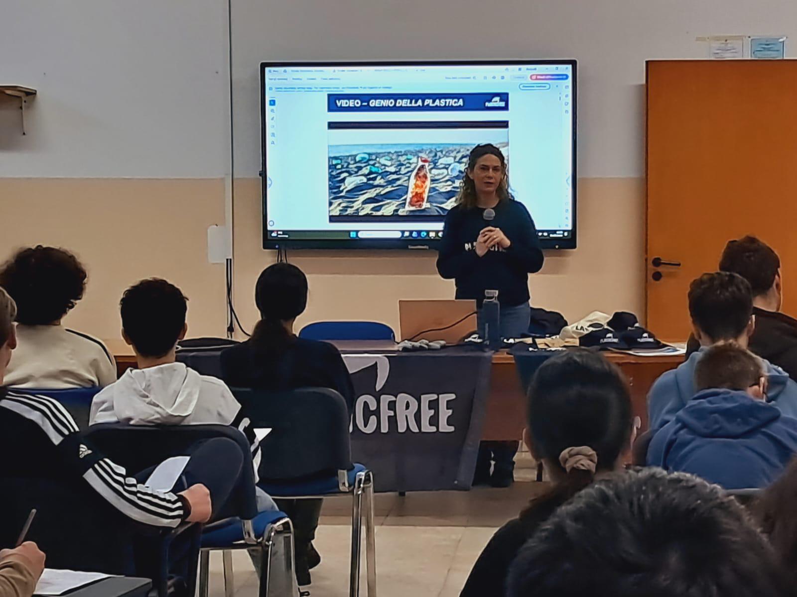 A Tricase (LE), 122 studenti protagonisti di una mattinata di consapevolezza con Plastic Free