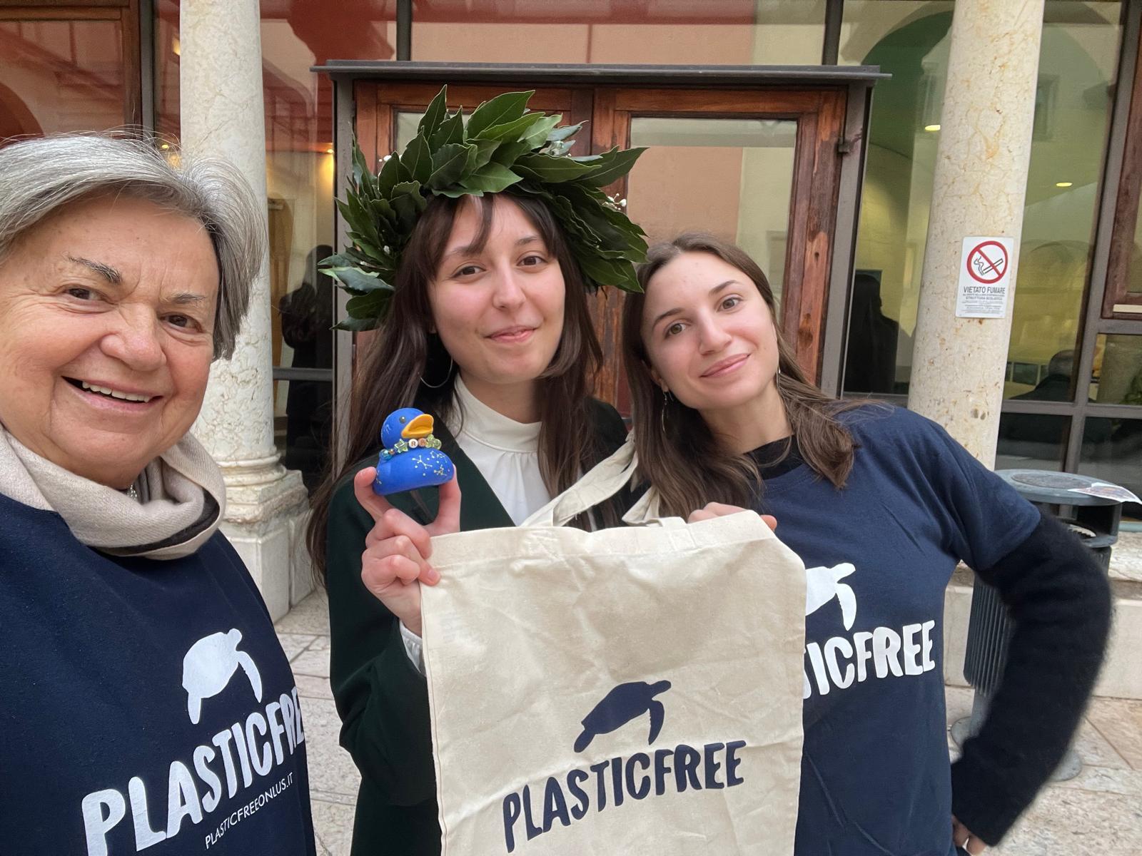 Lauree Plastic Free all’Università di Verona: sensibilizzazione durante i festeggiamenti al Dipartimento di Scienze Giuridiche