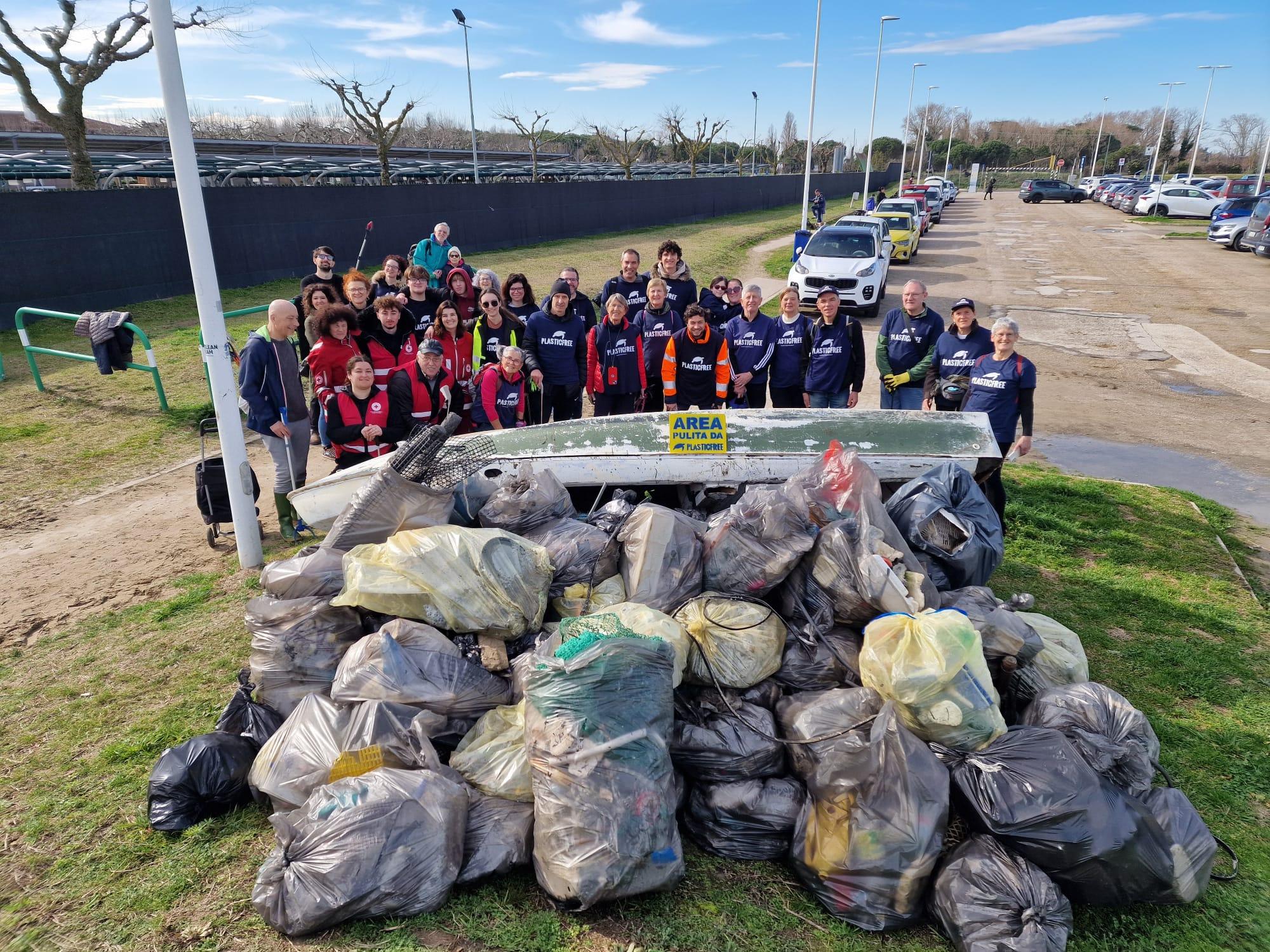 Volontari Plastic Free liberano Sottomarina di Chioggia (VE) da 3 tonnellate di rifiuti