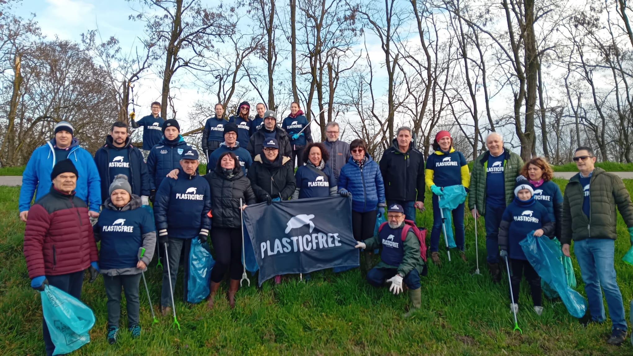 Lungo il Canalbianco, a Pincara (RO), rimossi 500 chili di rifiuti: 25 volontari Plastic Free sfidano il maltempo