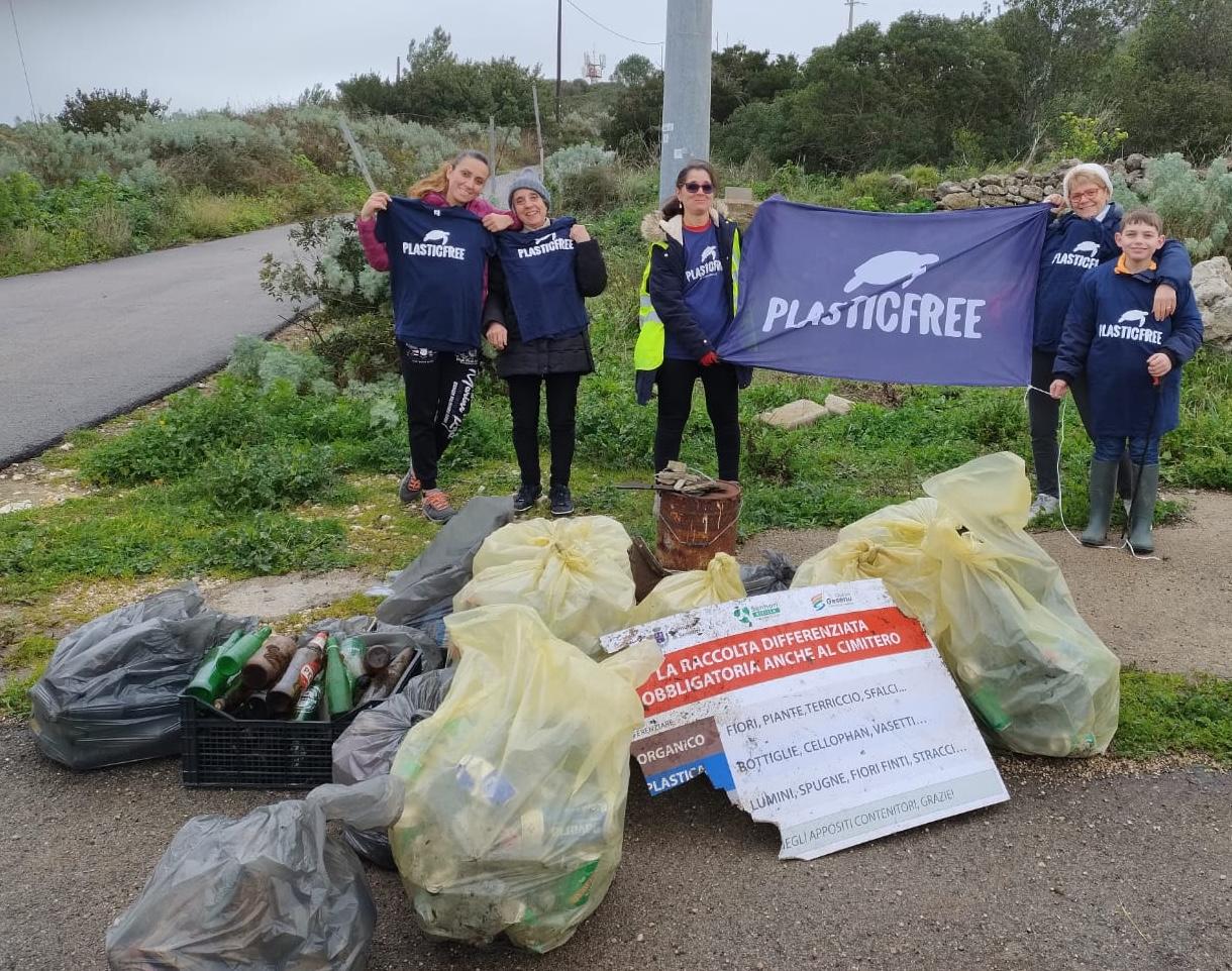 Plastic Free torna in azione a Sennori (SS): 100 chili di rifiuti rimossi lungo la circonvallazione