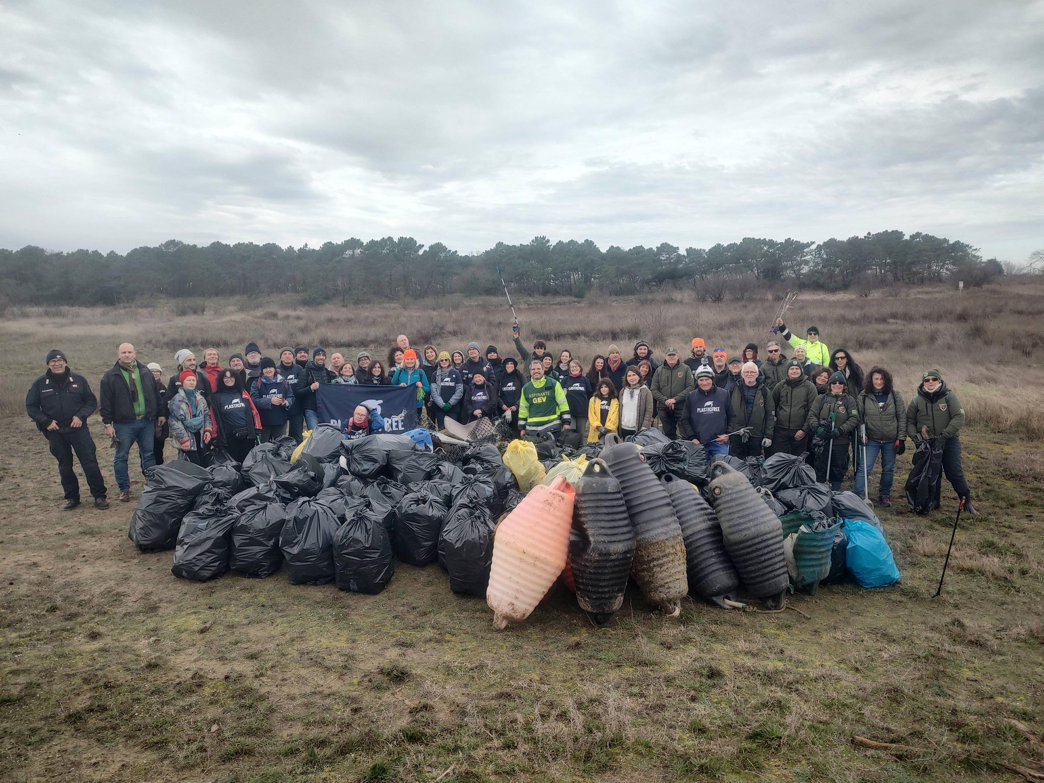Oltre 1.600 kg di rifiuti rimossi alla foce del Reno nel Ravennate: 80 volontari Plastic Free uniti per la tutela del litorale