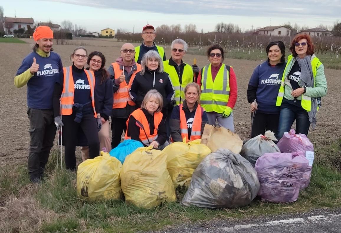 Plastic Free ripulisce via Lamborghini a Bevilacqua di Cento (FE): rimossi 280 chili di plastica e rifiuti
