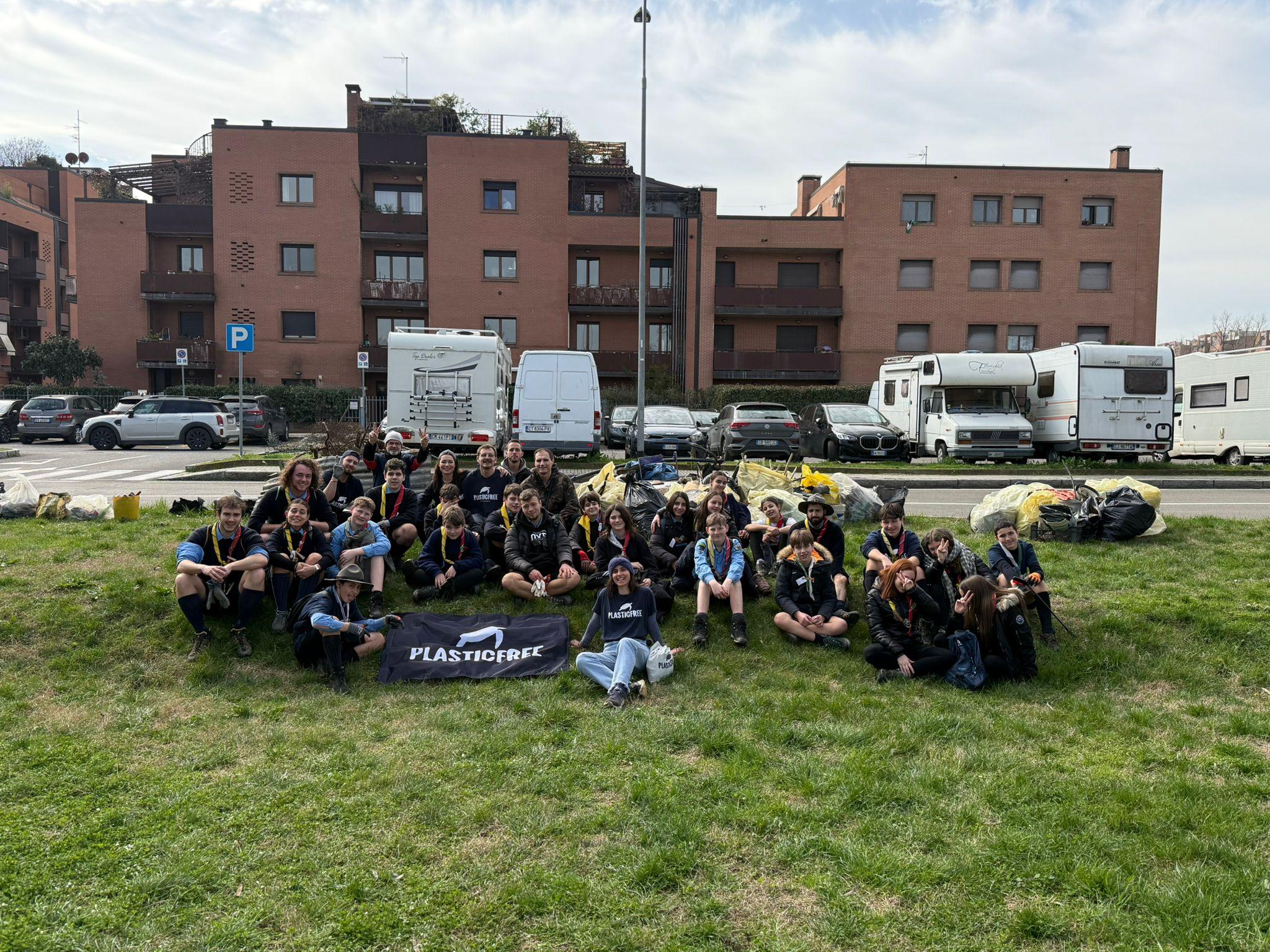 Bologna, 300 kg di rifiuti e tanti ingombranti rimossi al Parco Nicholas Green da Plastic Free