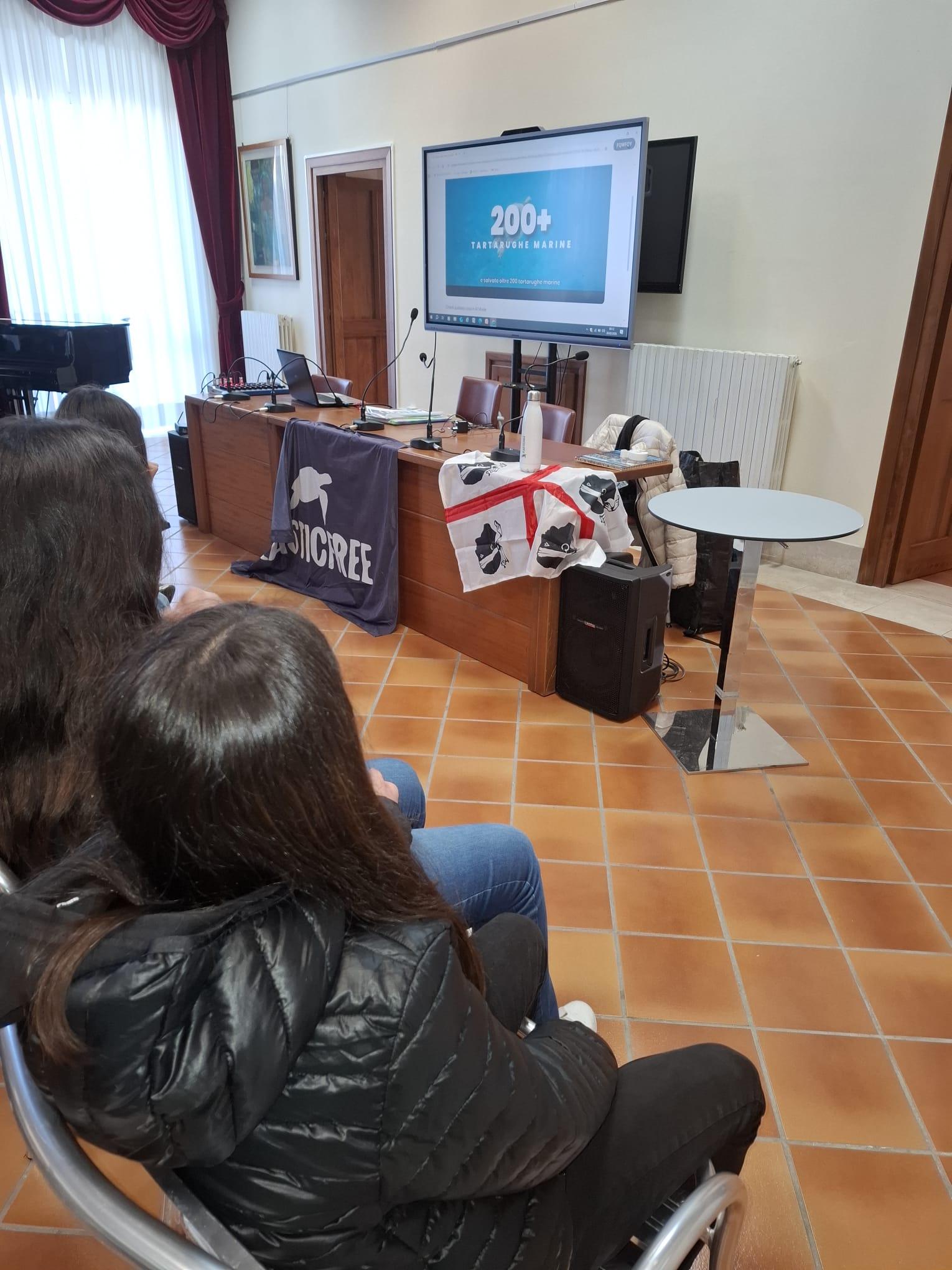 A Sorso (SS) consegnati i cappellini Plastic Free agli studenti protagonisti del percorso di sensibilizzazione