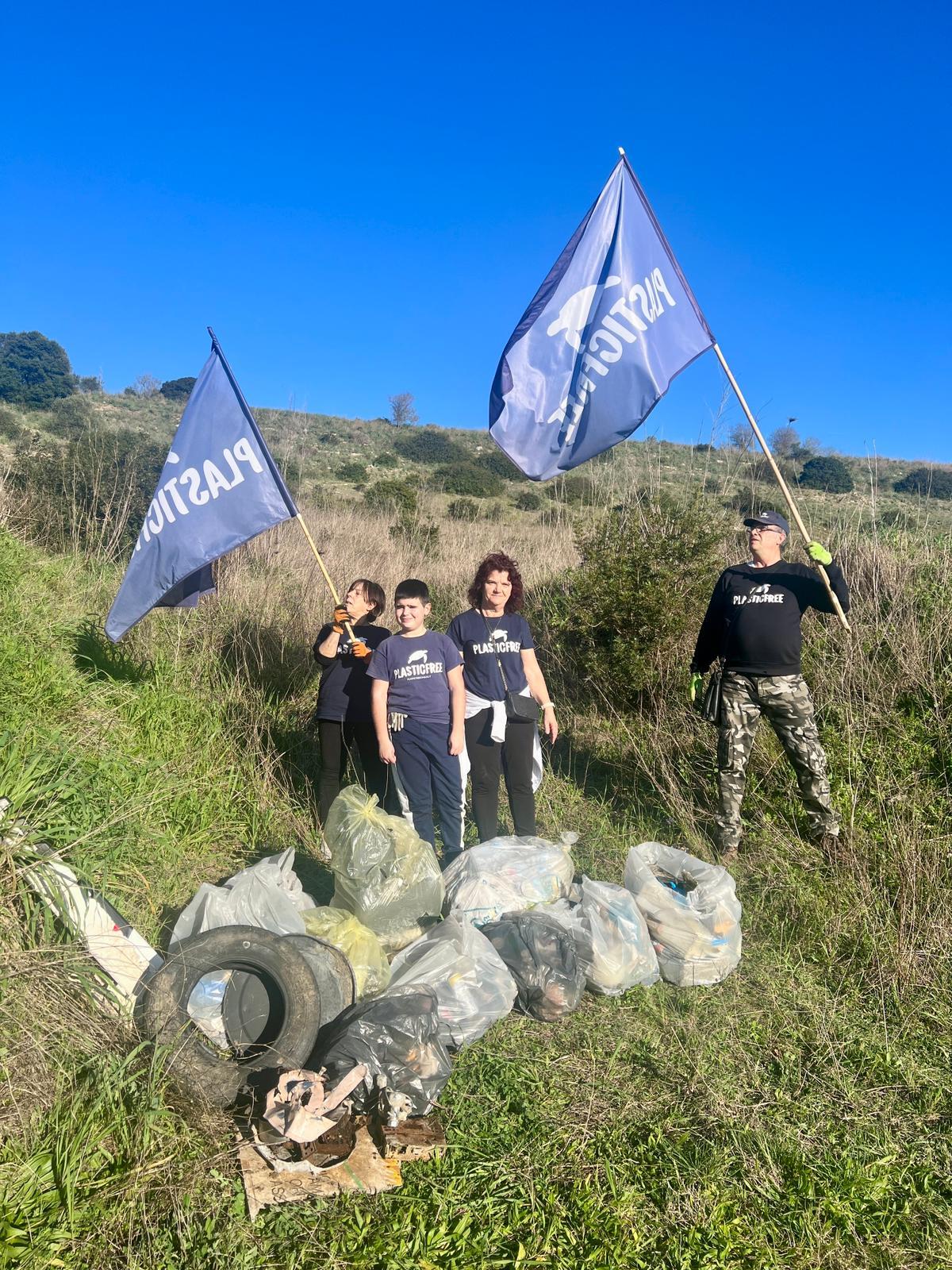Alta Marmilla, 60 kg di rifiuti rimossi lungo la SP 35: Plastic Free ripulisce un tratto al confine di Baradili (OR)