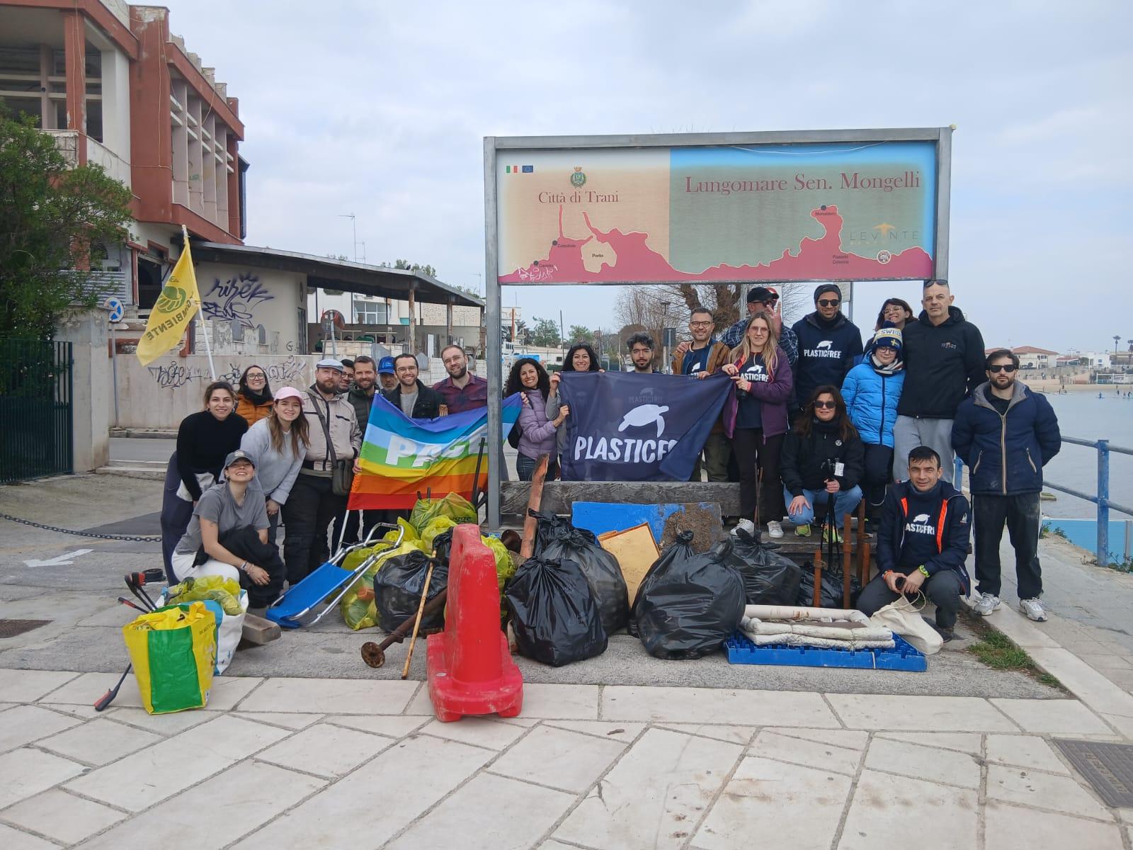 A Trani, prima pulizia ambientale Plastic Free: 270 kg di rifiuti rimossi dal lungomare