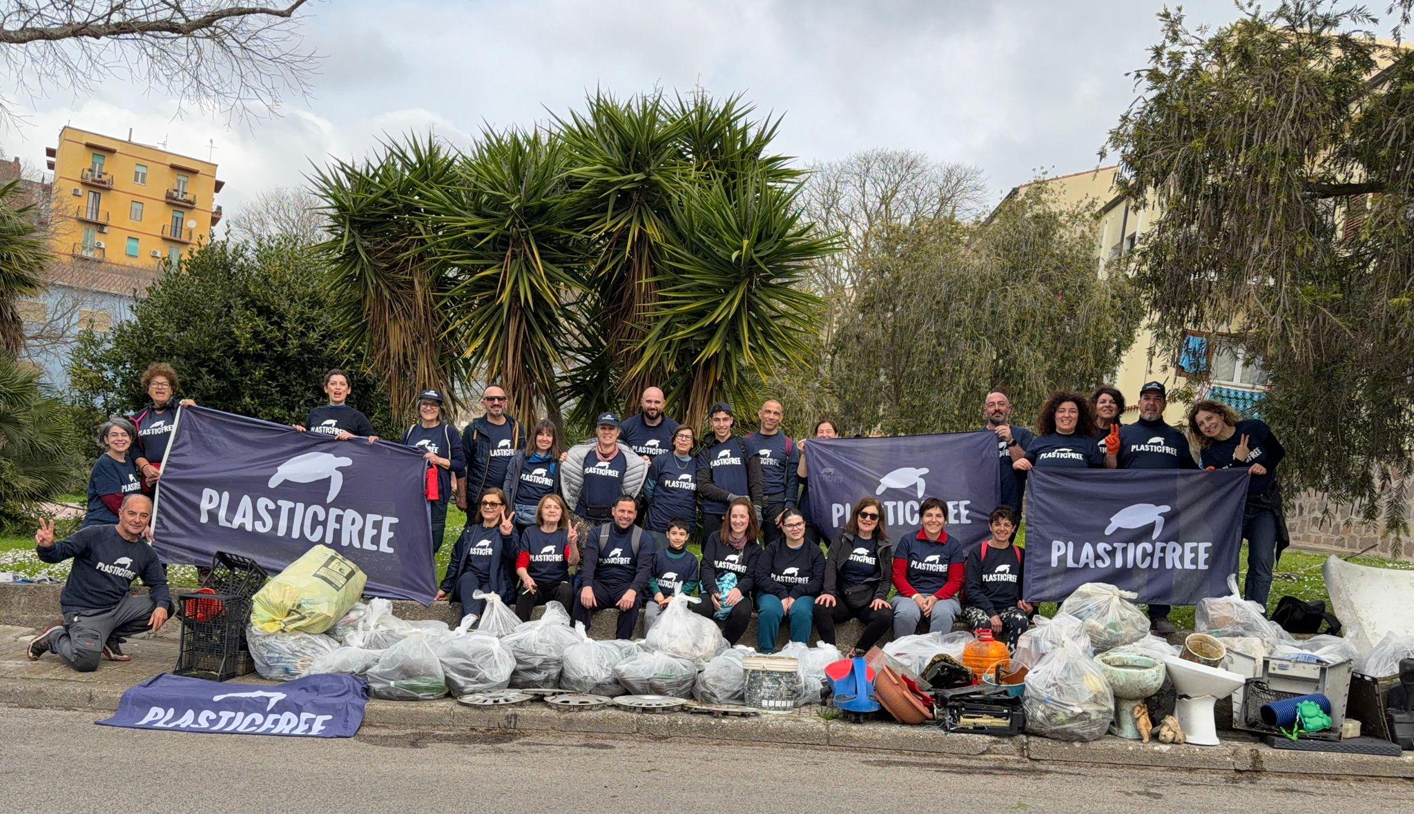 Sassari, oltre 1.400 kg di rifiuti rimossi ai giardinetti di Via Gallura da Plastic Free