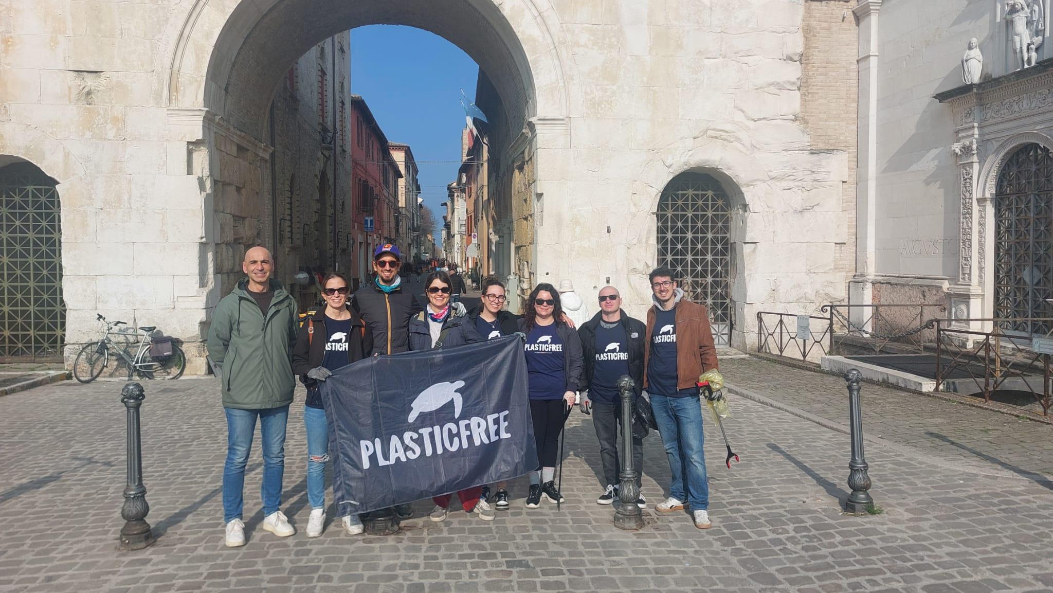 A Fano (PU), i volontari Plastic Free rimuovono 50 kg di rifiuti durante la passeggiata ecologica