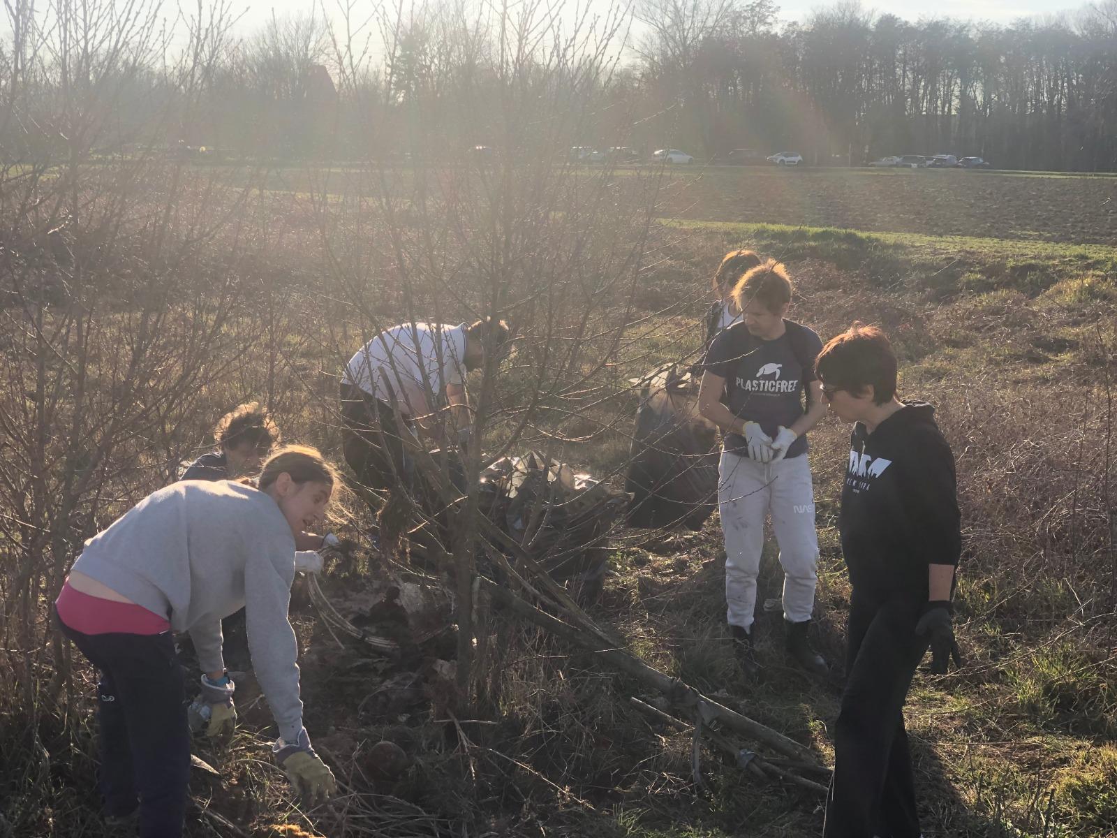 Plastic Free a Pavia per la Giornata Mondiale dell’Acqua: pulizia e monitoraggio lungo la Roggia Vernavola