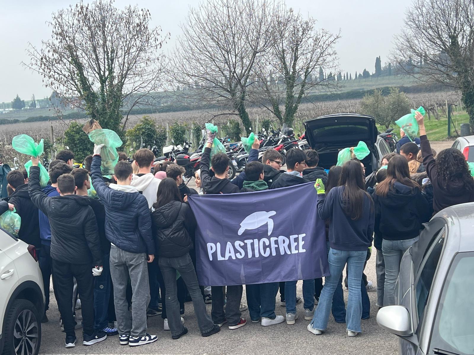 Plastic Free nelle scuole di San Pietro in Cariano (VR): sensibilizzati 53 studenti tra incontro e pulizia ambientale