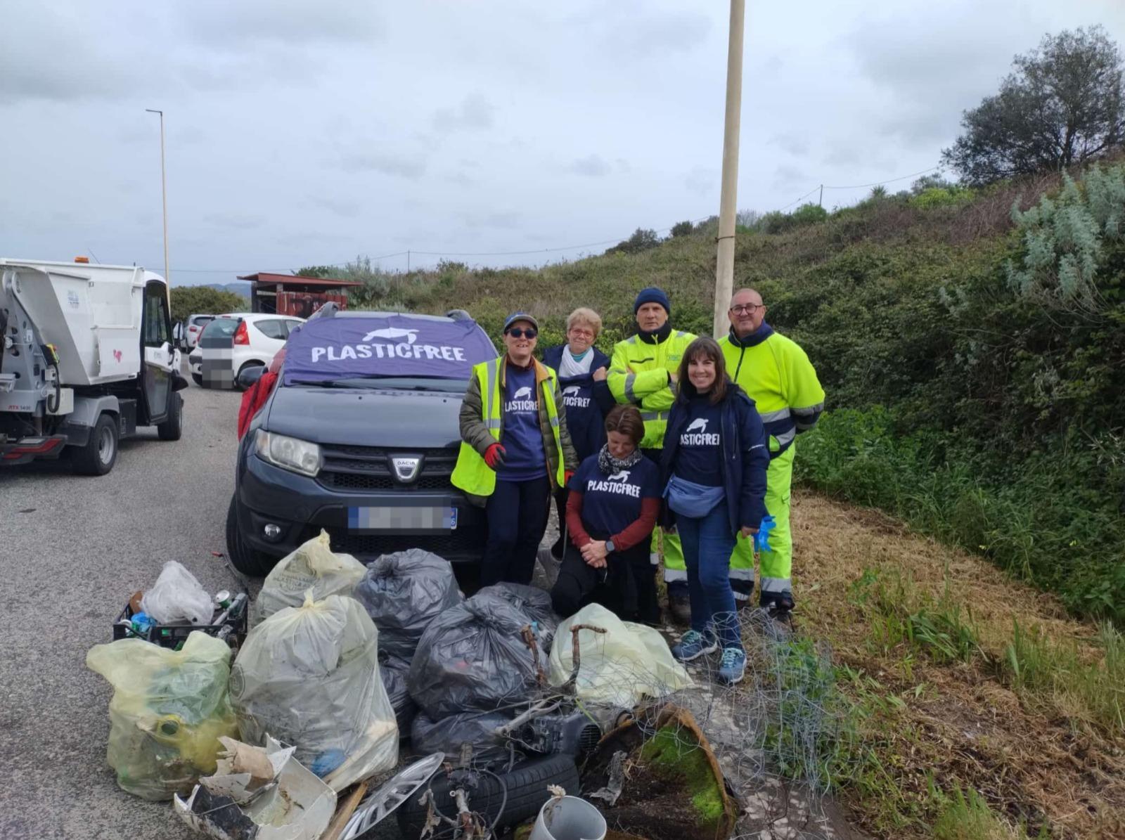 Plastic Free ripulisce la circonvallazione di Sennori (SS): tra i rifiuti anche un motore di barca