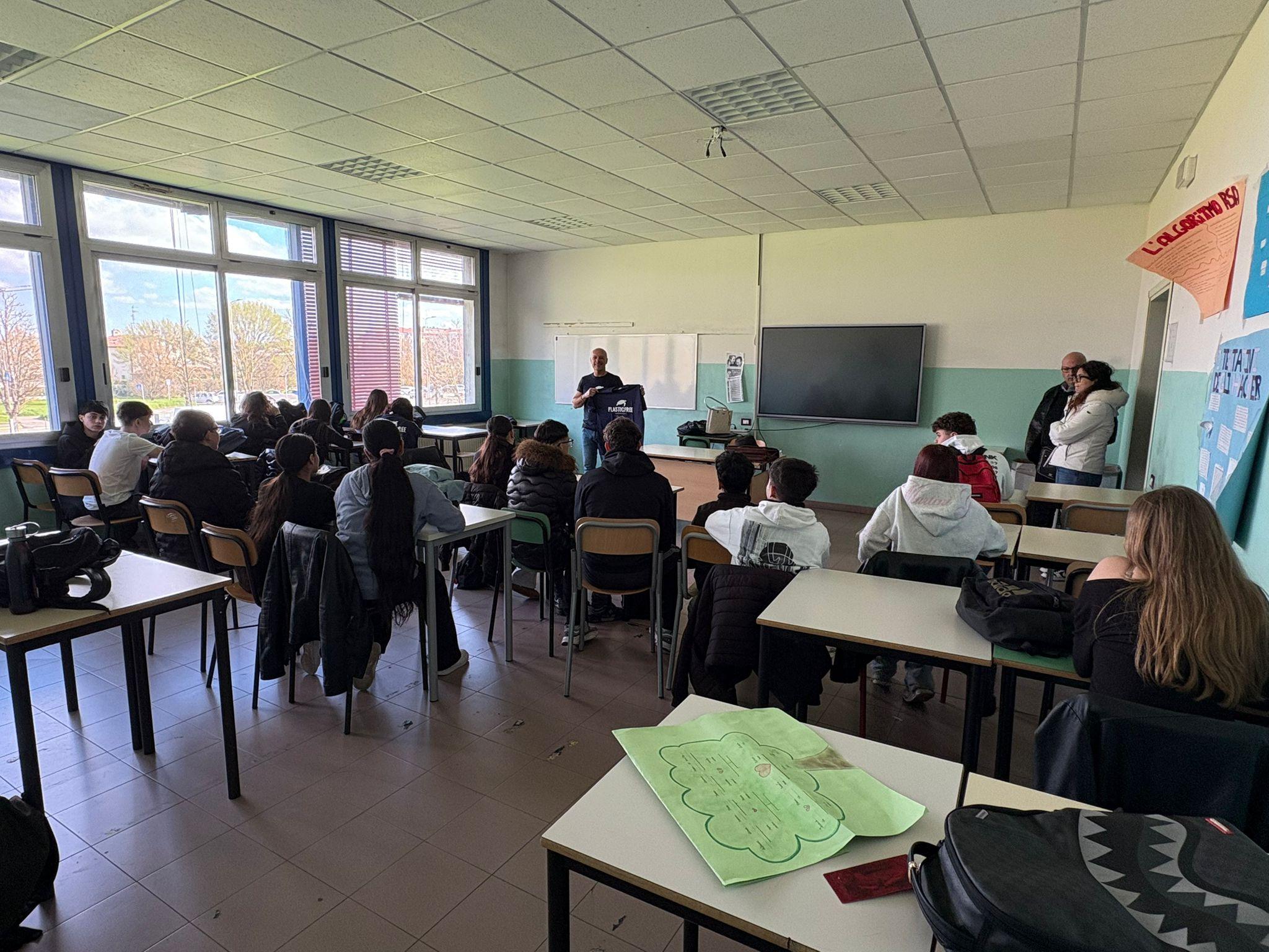 Plastic Free incontra gli studenti del Carrara: a Guastalla (RE) lezione e clean up contro i rifiuti