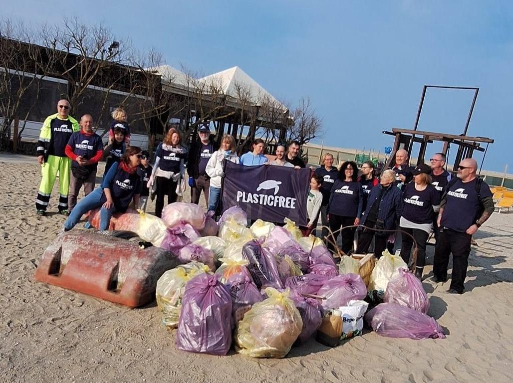 Plastic Free sulla costa ferrarese: 400 kg di rifiuti rimossi tra polistirolo e microplastiche