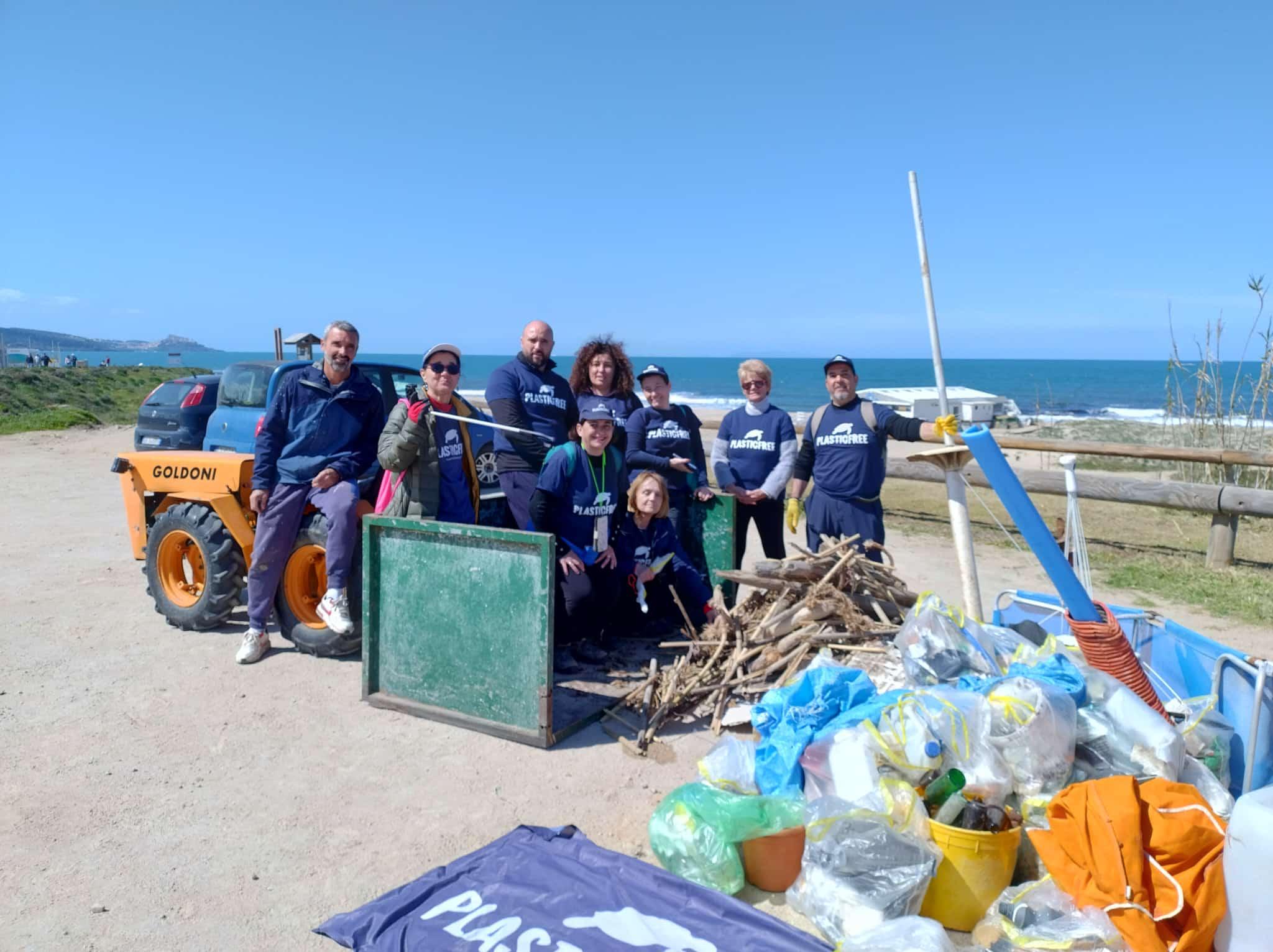 Valledoria (SS), volontari in spiaggia: raccolta internazionale per liberare il mare dai rifiuti
