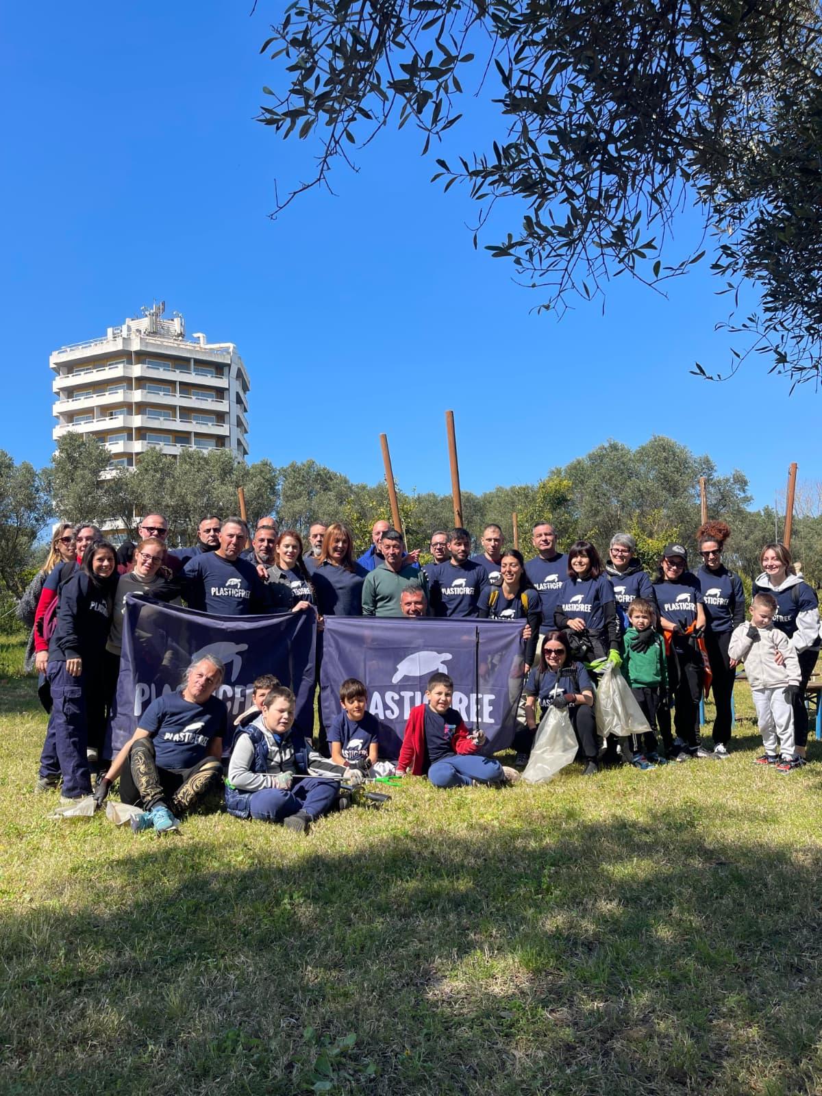 Ambiente e riscatto a Terracina (LT): detenuti Seconda Chance e volontari Plastic Free insieme per ripulire la spiaggia