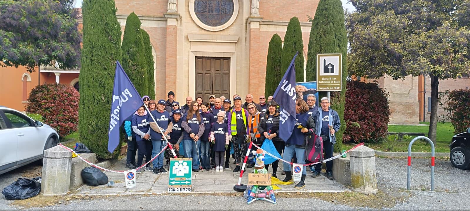 Straordinaria pulizia ambientale Plastic Free a San Bartolomeo in Bosco a Ferrara: rimossi 500 kg di rifiuti
