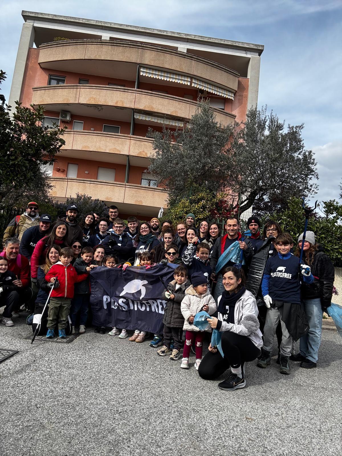 Oltre 220 kg di plastica e rifiuti rimossi dai volontari Plastic Free a Corciano (PG)