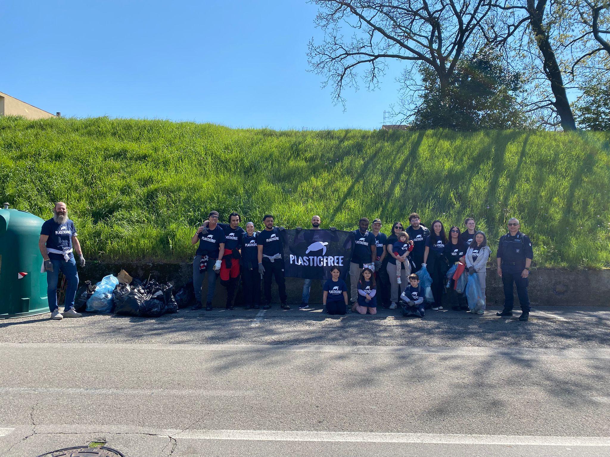 A Prato, detenuti Seconda Chance e volontari Plastic Free insieme per l’ambiente: rimossi 100 kg di rifiuti e individuata una discarica abusiva