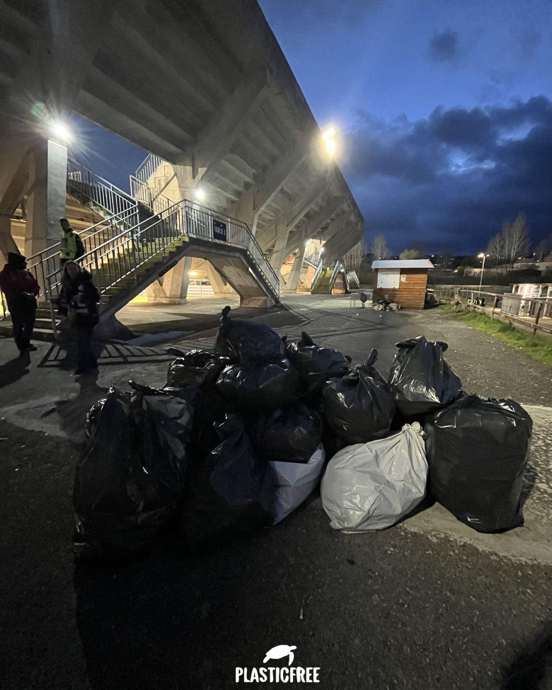Campobasso, dalla curva all’azione con Plastic Free: tifosi in campo per ripulire lo stadio