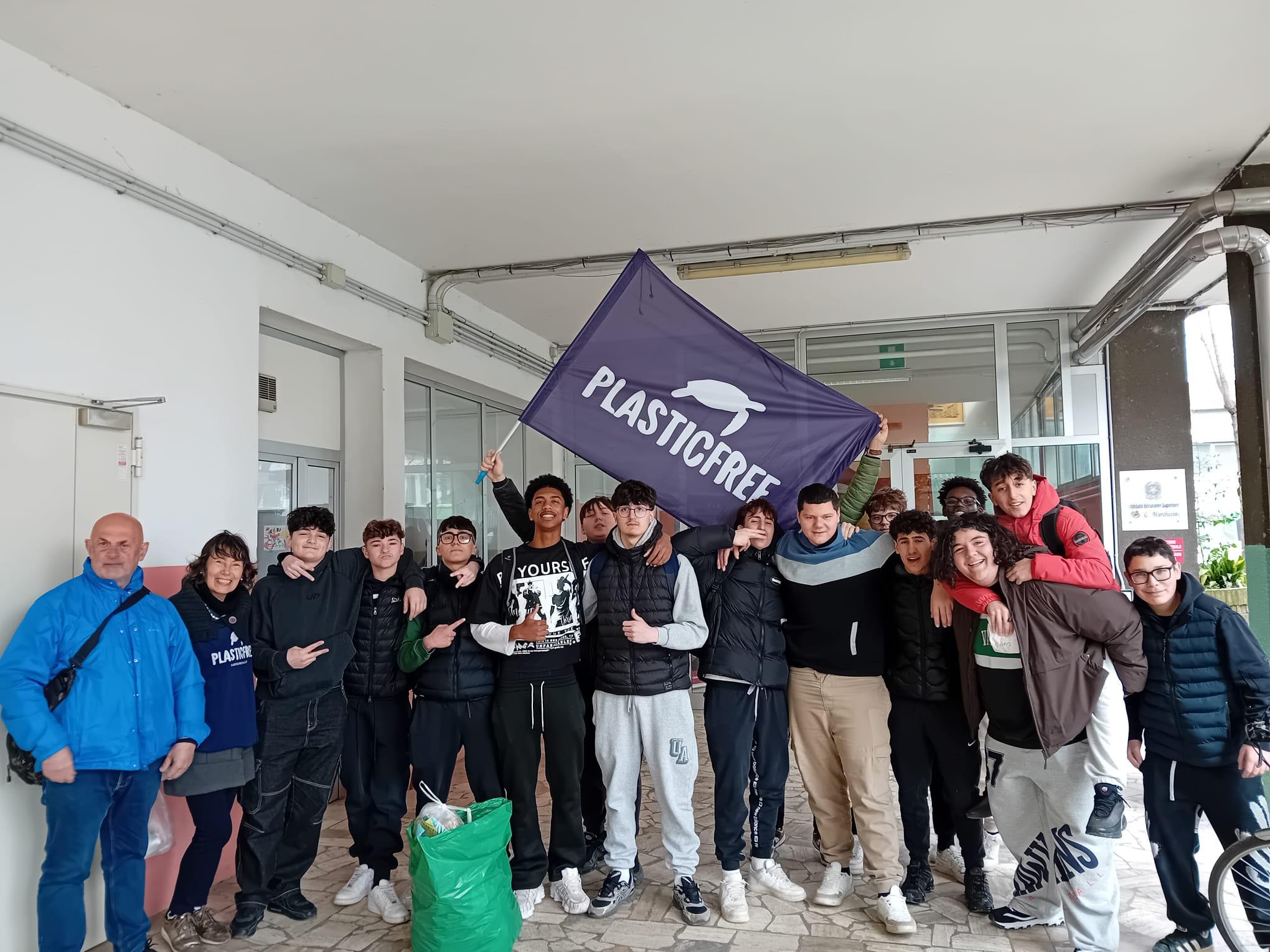 Rovigo, studenti in prima linea contro l’inquinamento: sensibilizzazione e raccolta rifiuti con Plastic Free