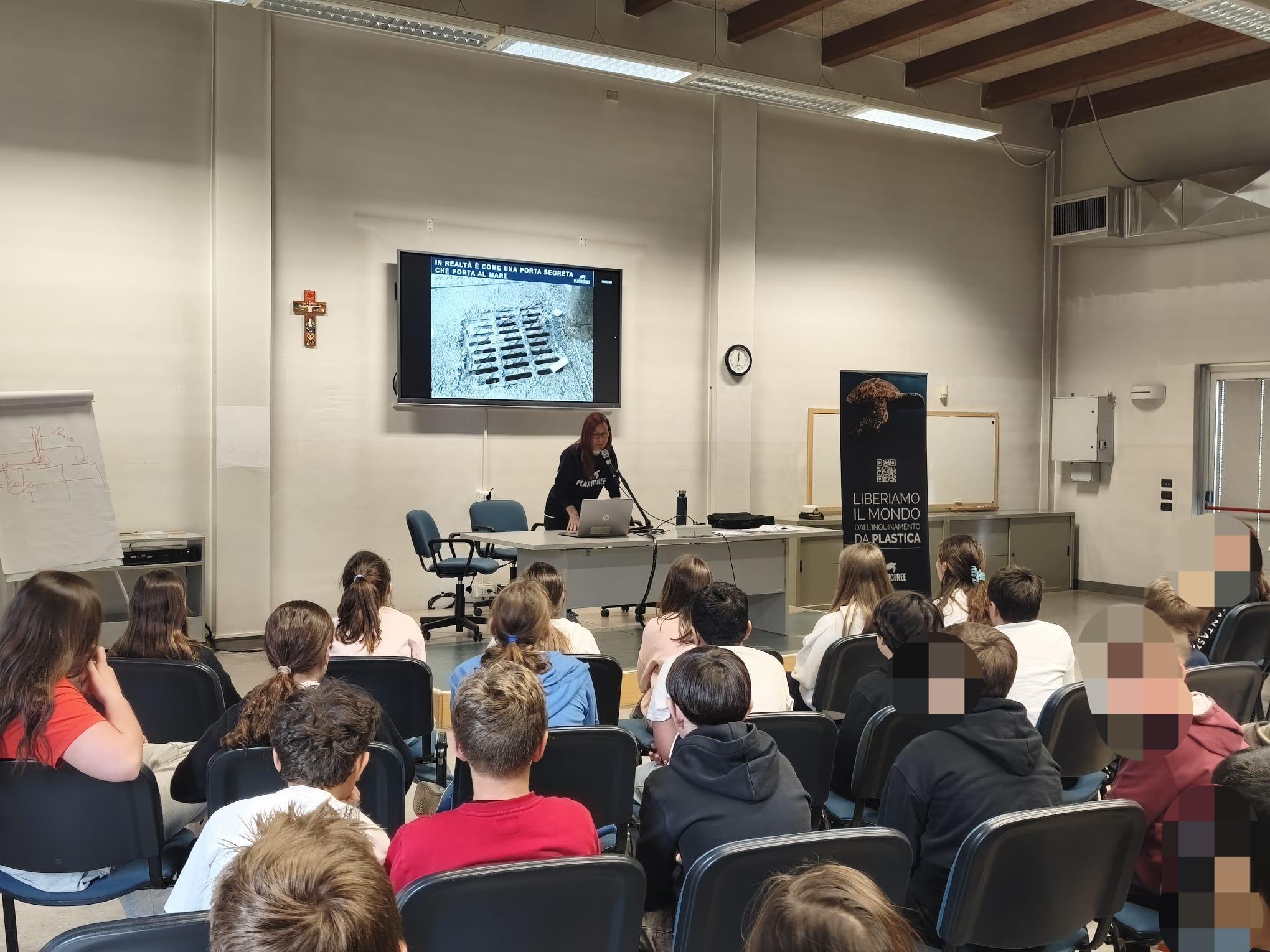 Dai tombini al mare: a Cittadella (PD) i bambini scoprono come proteggere l’ambiente con Plastic Free