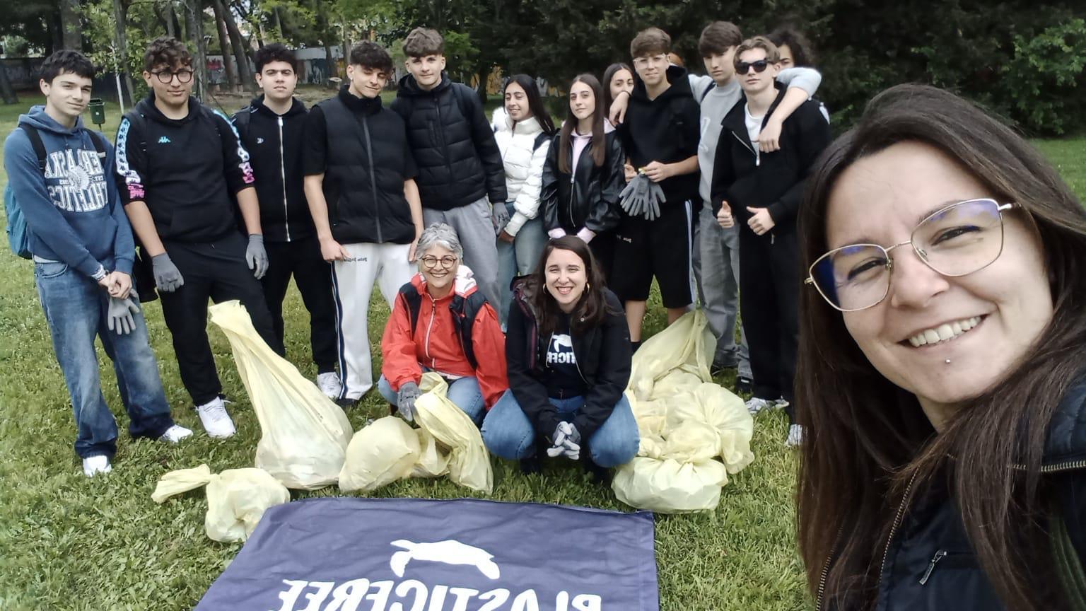 Pescara, studenti in azione con Plastic Free: sensibilizzazione e clean up all’IIS Volta