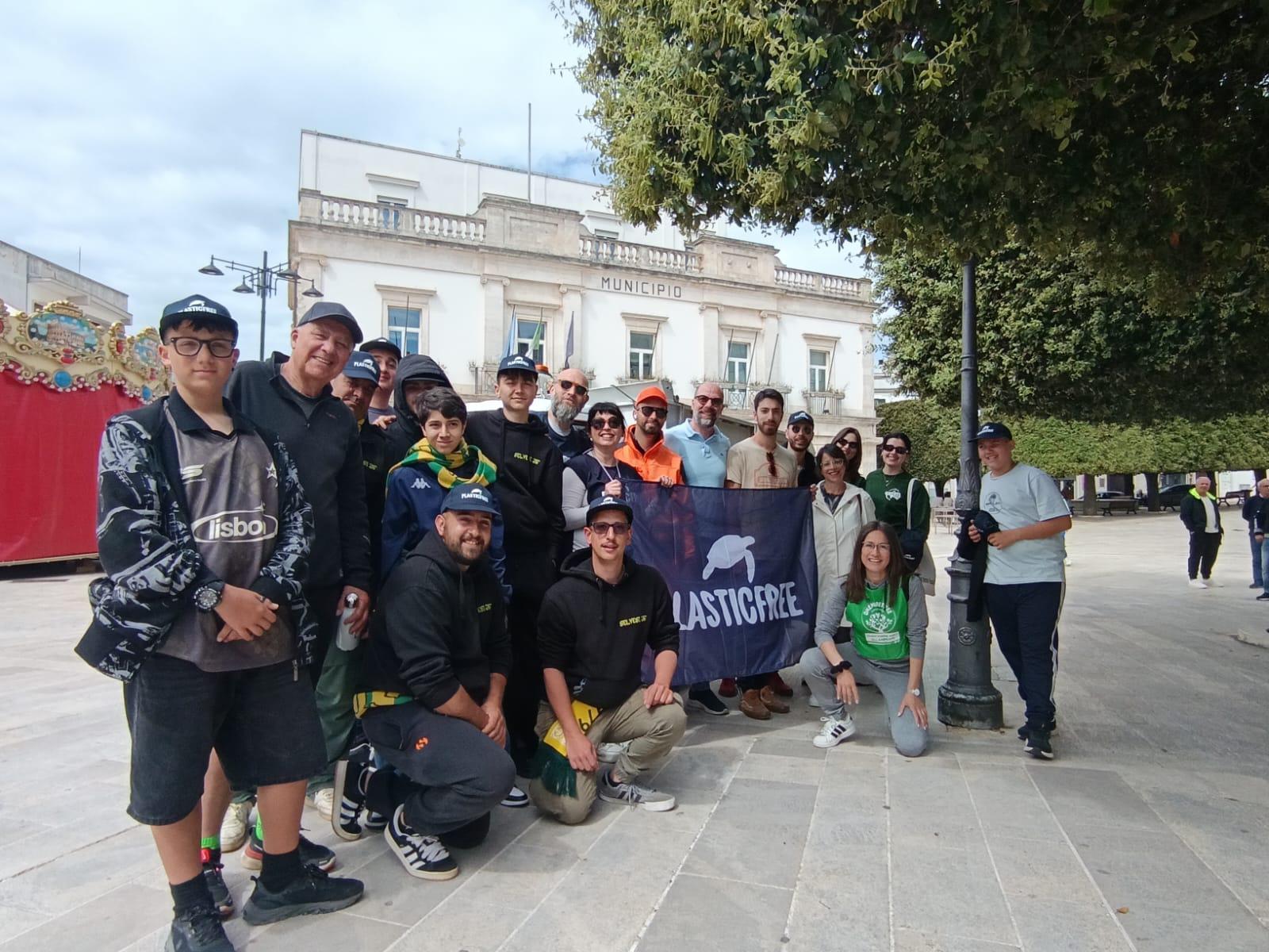 Ad Alberobello (BA) volontari e associazioni insieme per l’ambiente: pulizia dei parchi e messa a dimora di un gelso
