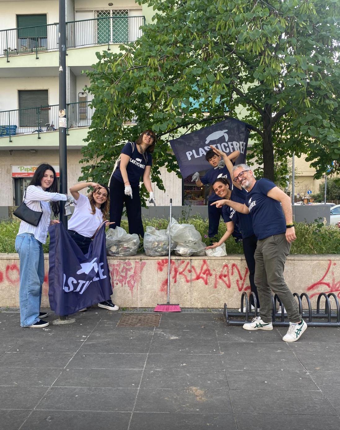 Da passanti a volontari: alla metro Libia nasce un cleanup spontaneo durante “Roma Cura Roma”