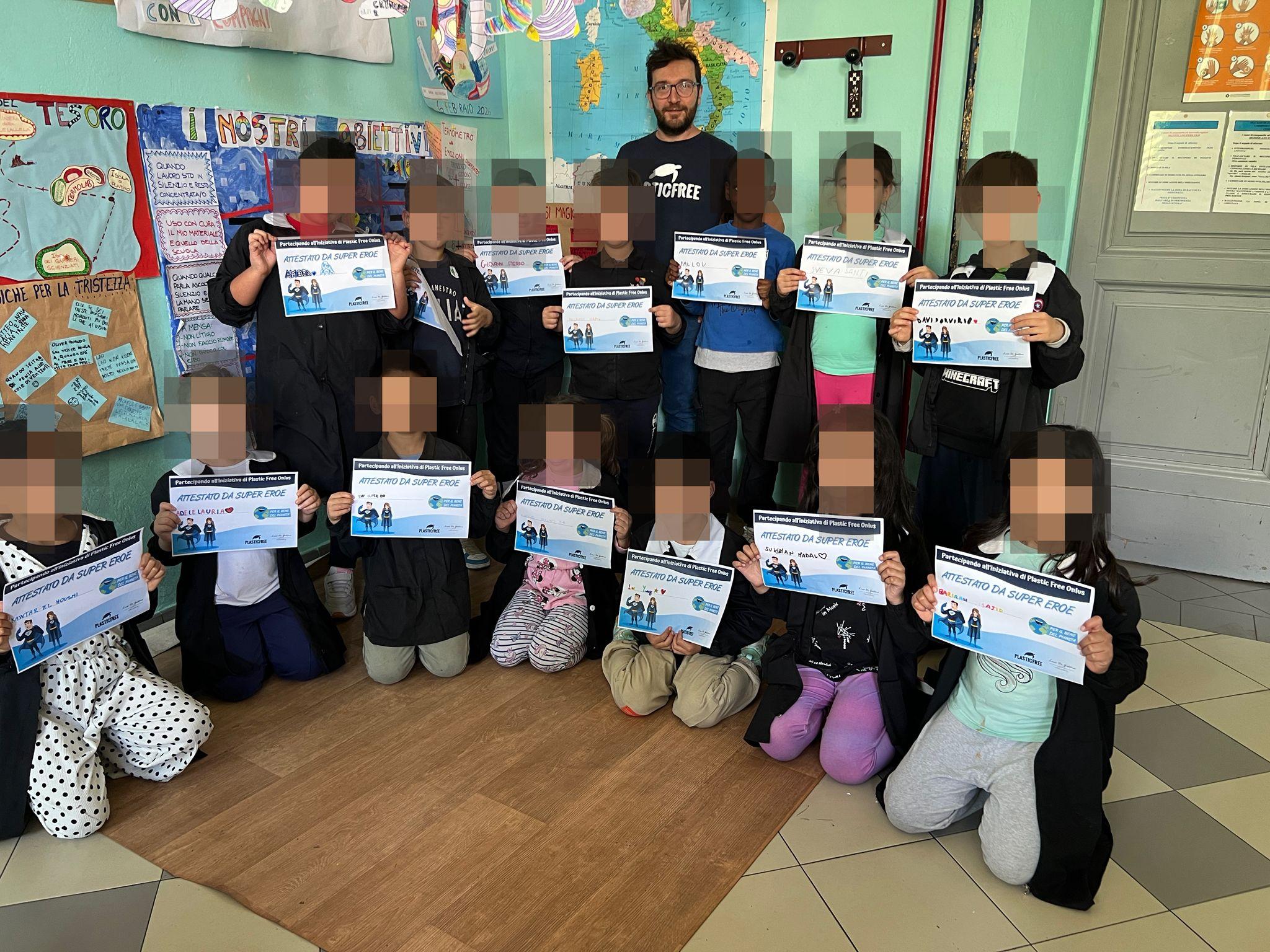 Dalla teoria all’azione: gli alunni di Fucecchio (FI) ripuliscono il giardino della scuola con Plastic Free