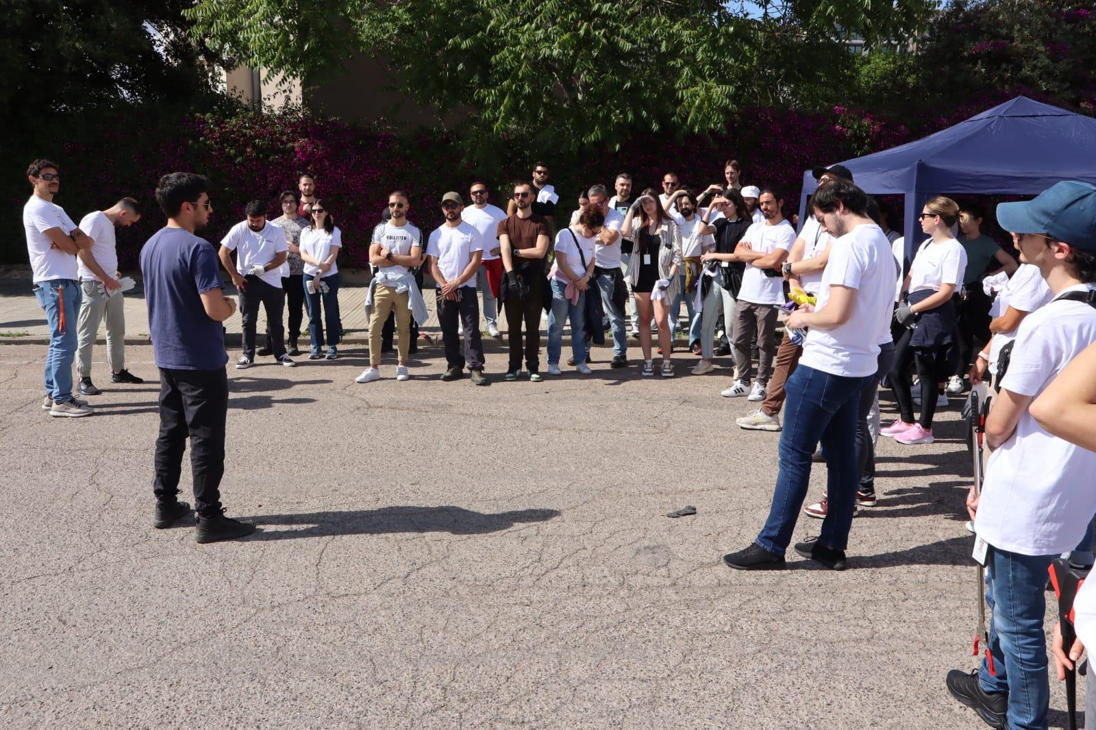 Team building ambientale a Cagliari: 60 partecipanti con Accenture e Plastic Free raccolgono 800 kg di rifiuti