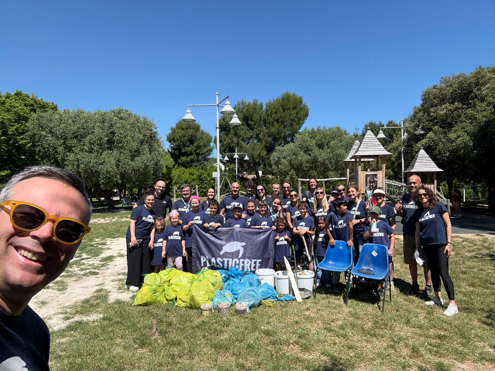 A Sirolo (AN) 32 volontari in azione con Plastic Free: raccolti rifiuti e un chilo di mozziconi